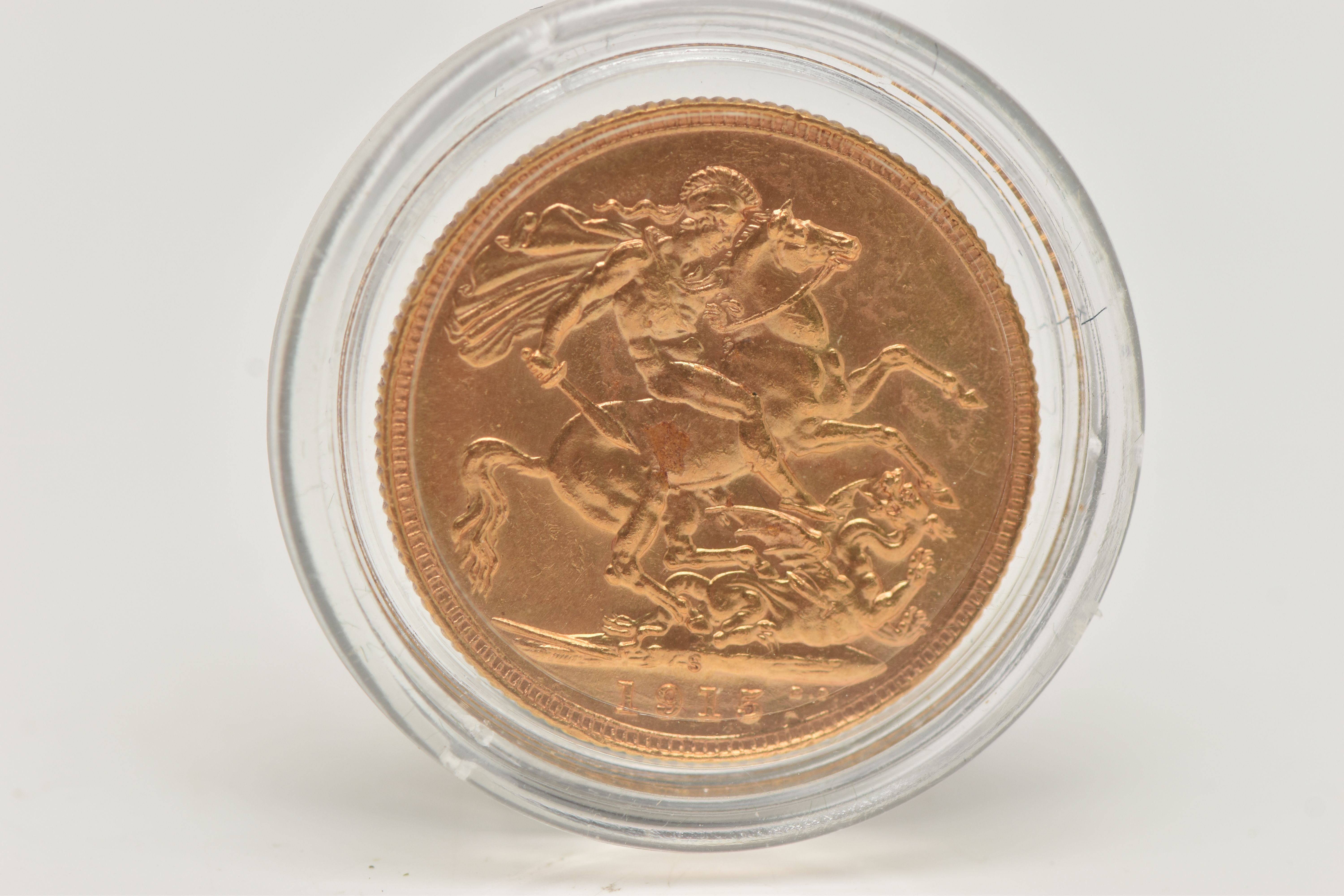 A FULL GOLD SOVEREIGN COIN SYDNEY MINT 1915, depicting George V, 22ct, 7.98 grams, 22.05mm diameter