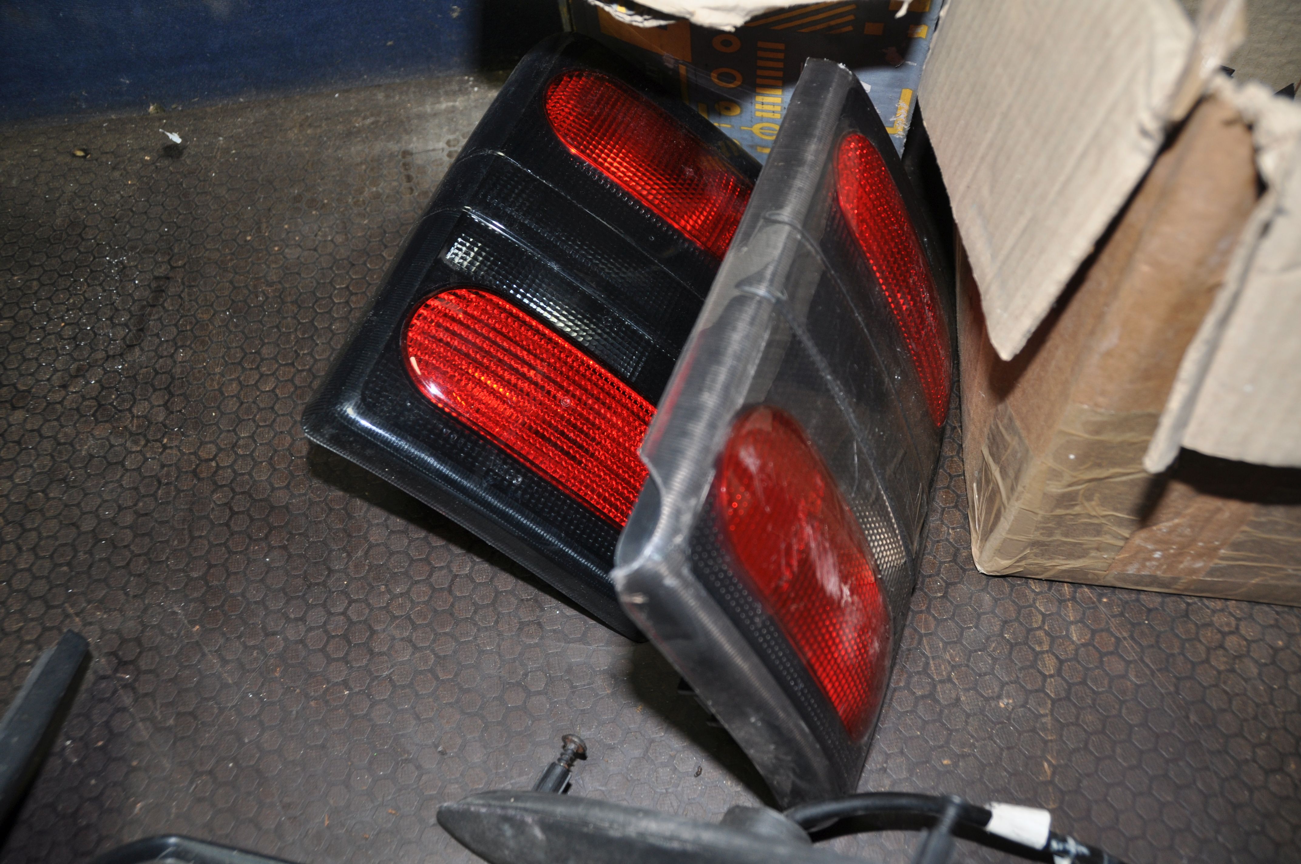 THREE BOXES CONTAINING VAN TAILLIGHTS AND WING MIRRORS including Renault Traffic taillight lenses - Image 13 of 14
