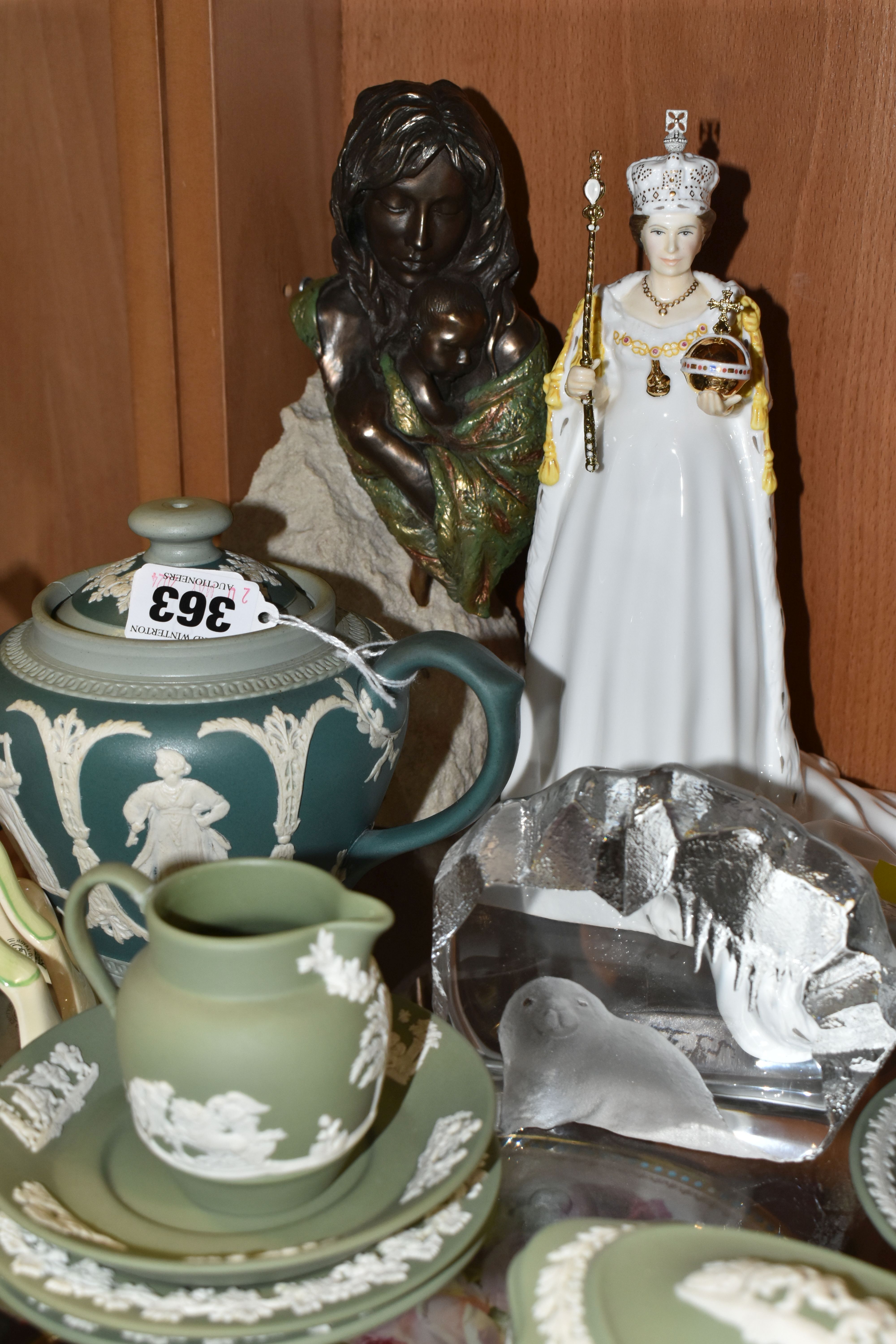 A GROUP OF NAMED CERAMICS, comprising a Coalport Queen Elizabeth 2012 commemorative figure, a - Image 10 of 11