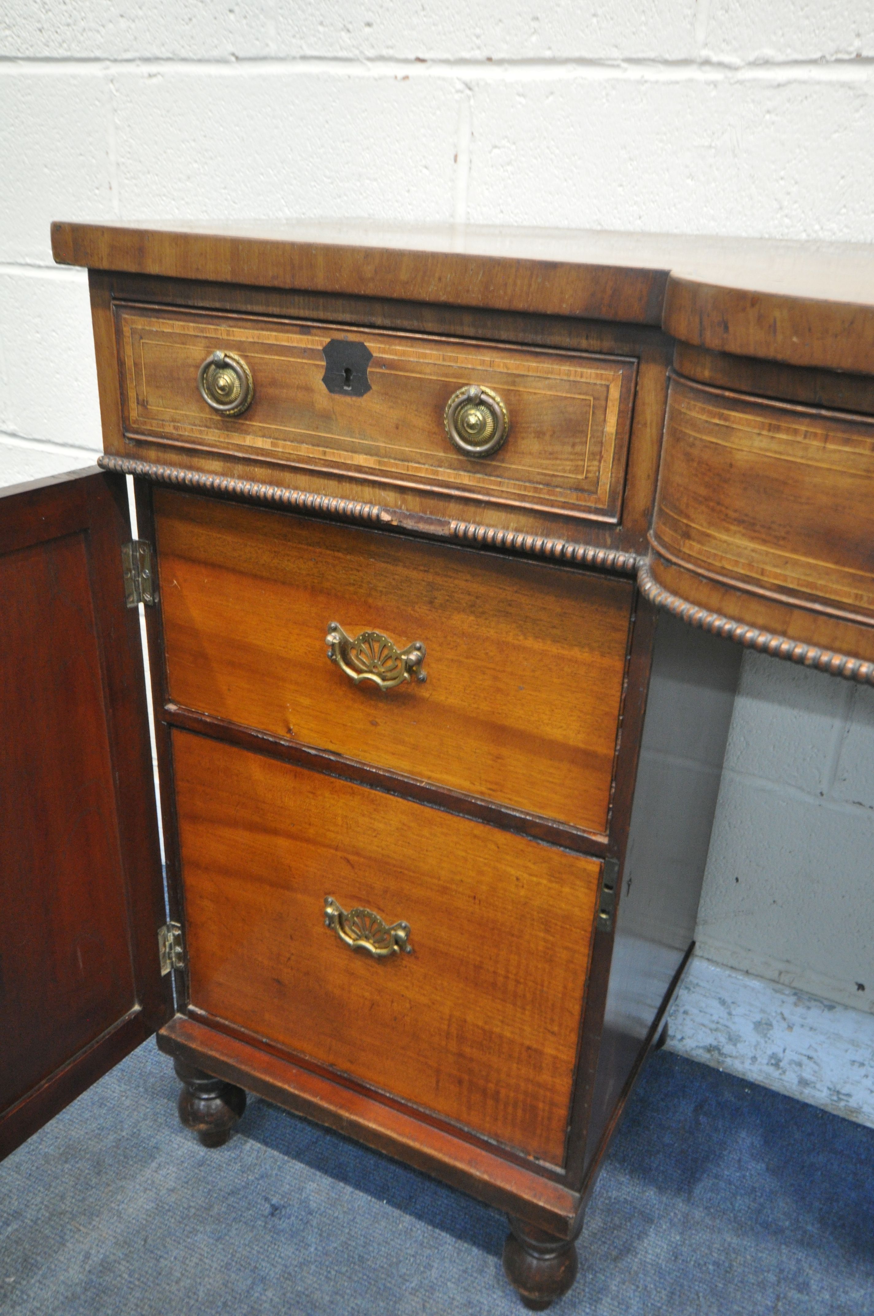 A GEORGIAN MAHOGANY AND CROSSBANDED PEDESTAL SIDEBOARD, central bowfront section, three frieze - Image 5 of 5