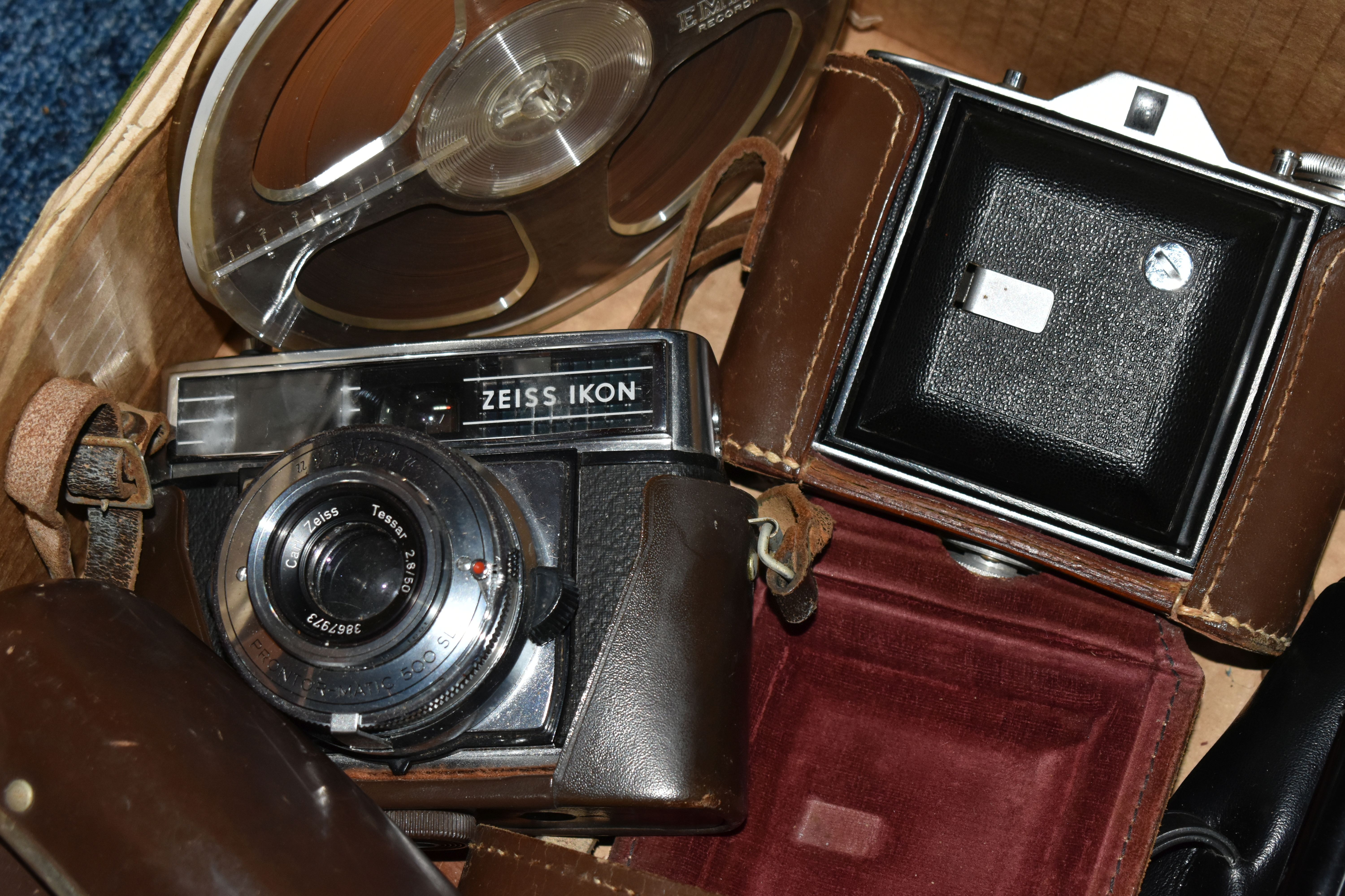 A CASED POLAROID LAND CAMERA MODEL J66 AND A BOX OF ASSORTED CAMERAS AND BINOCULARS, including a - Image 11 of 11