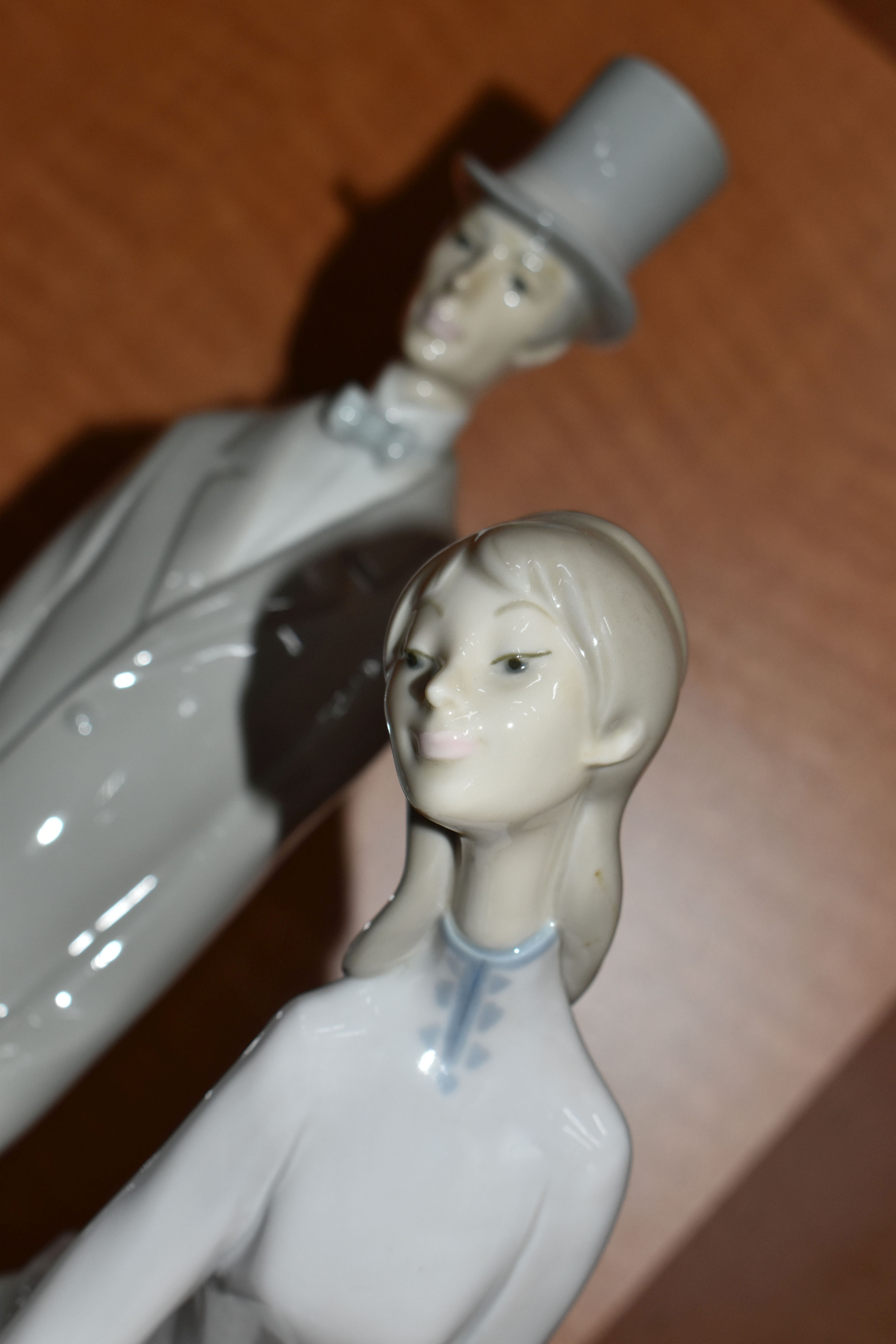 A LLADRO PORCELAIN FIGURE GROUP 'COUPLE WITH PARASOL', NO.4563, modelled with a dog at their feet, - Image 6 of 7