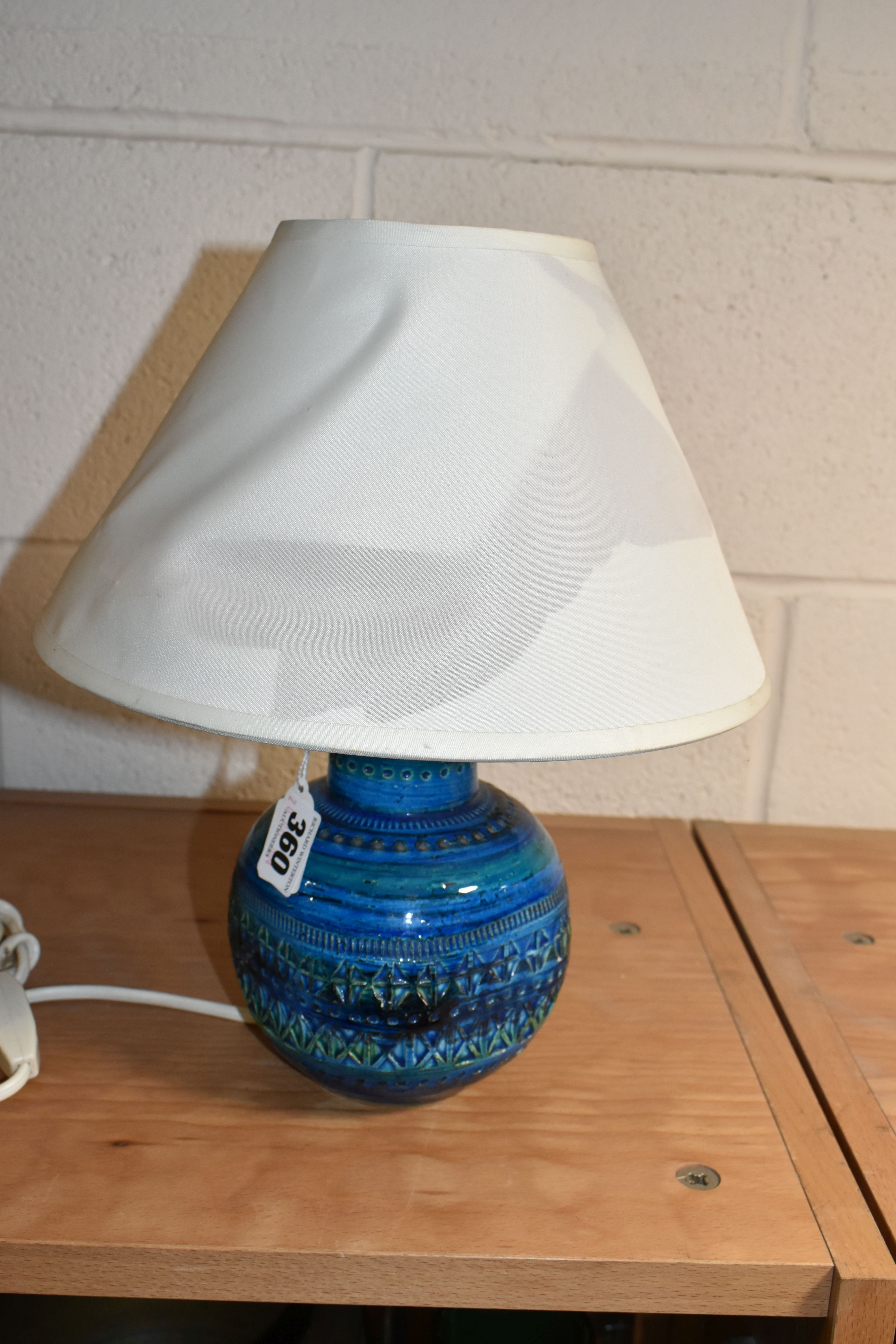 A SMALL VINTAGE ITALIAN BITOSSI CERAMIC TABLE LAMP, Rimini blue design, height of body 15.5cm (1) ( - Image 5 of 5