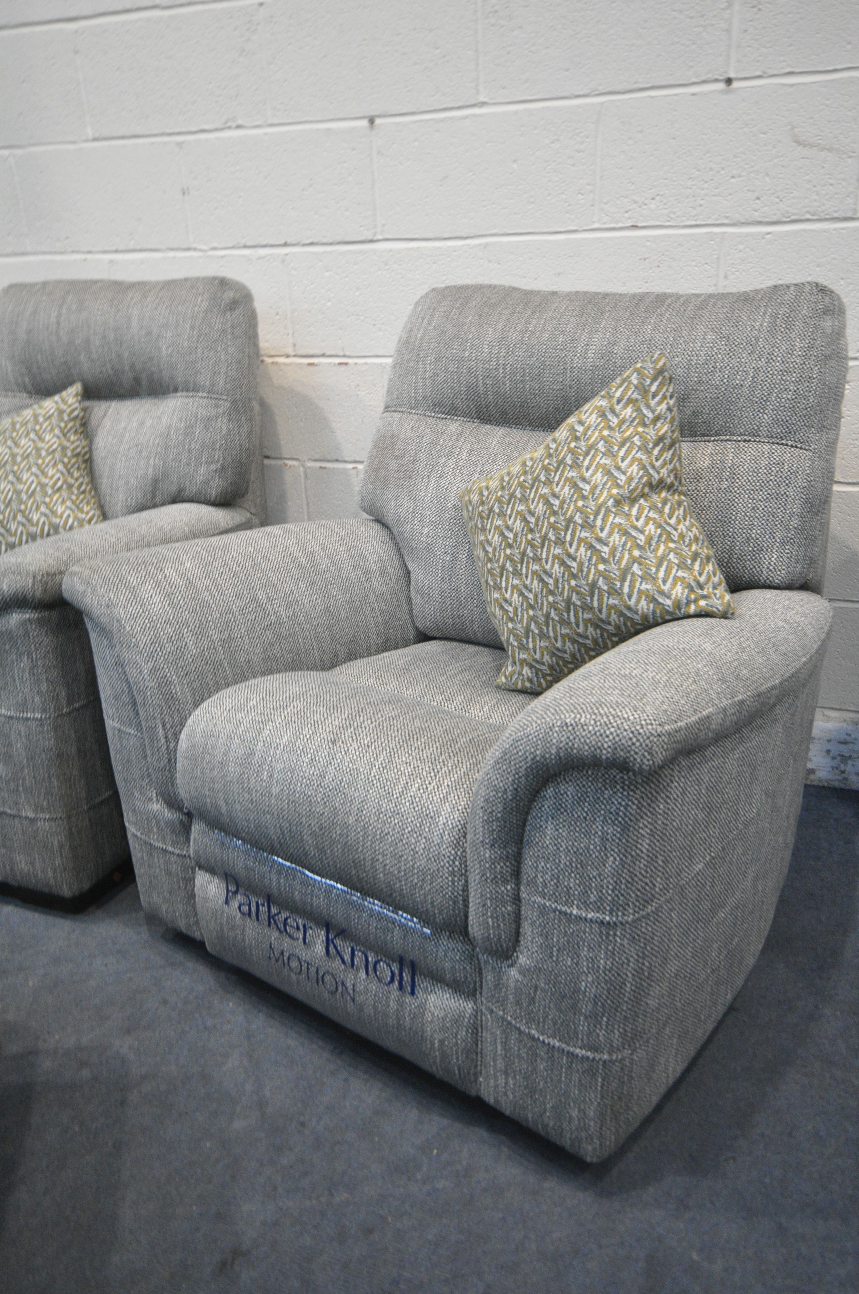 A PARKER KNOLL BLACK AND WHITE PATTERNED THREE PIECE LOUNGE SUITE, comprising a three seater settee, - Image 3 of 5