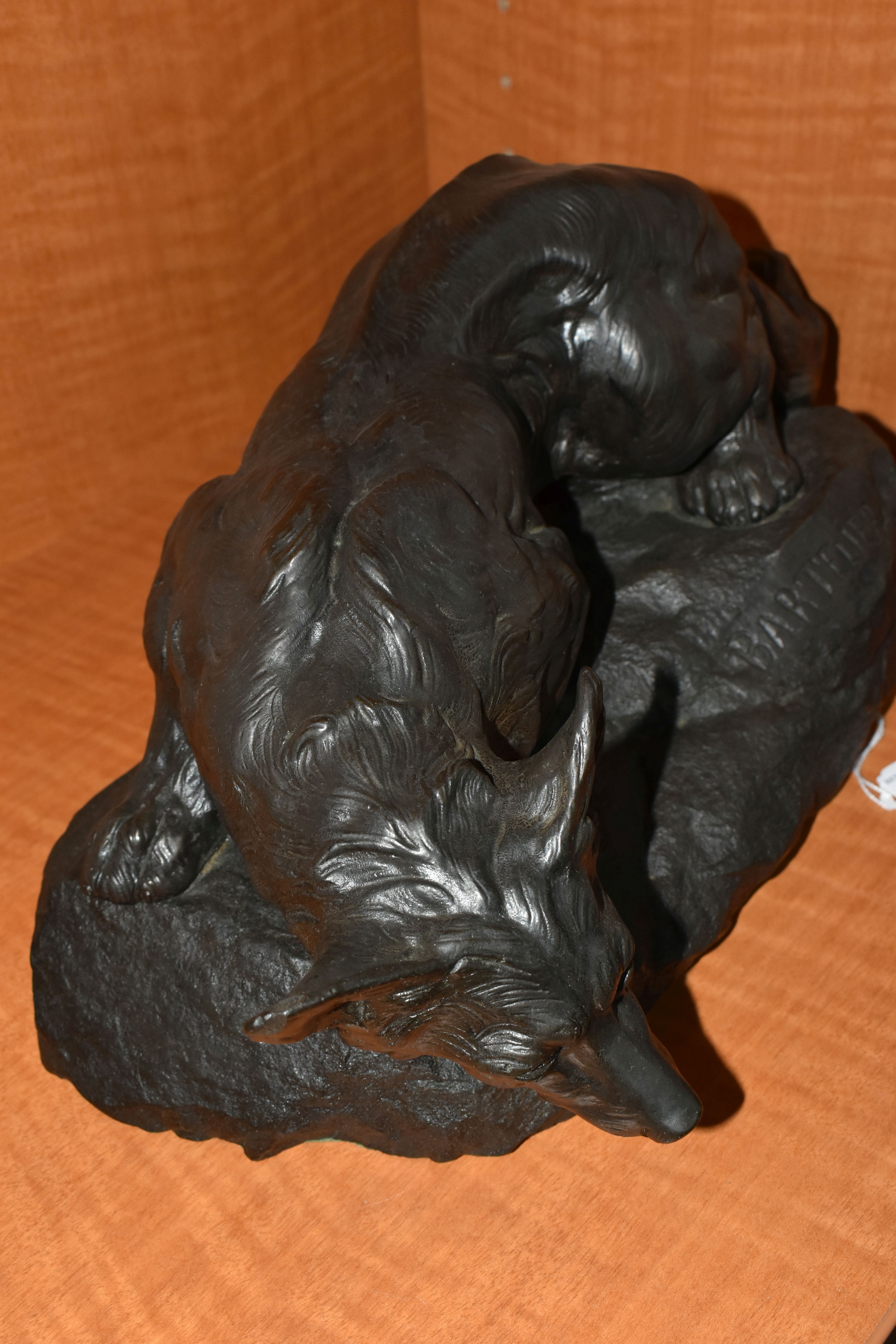 A BRONZED RESIN SCULPTURE OF A CROUCHING FOX, AFTER BARTELIER, cast on a naturalistic base, height - Bild 4 aus 9