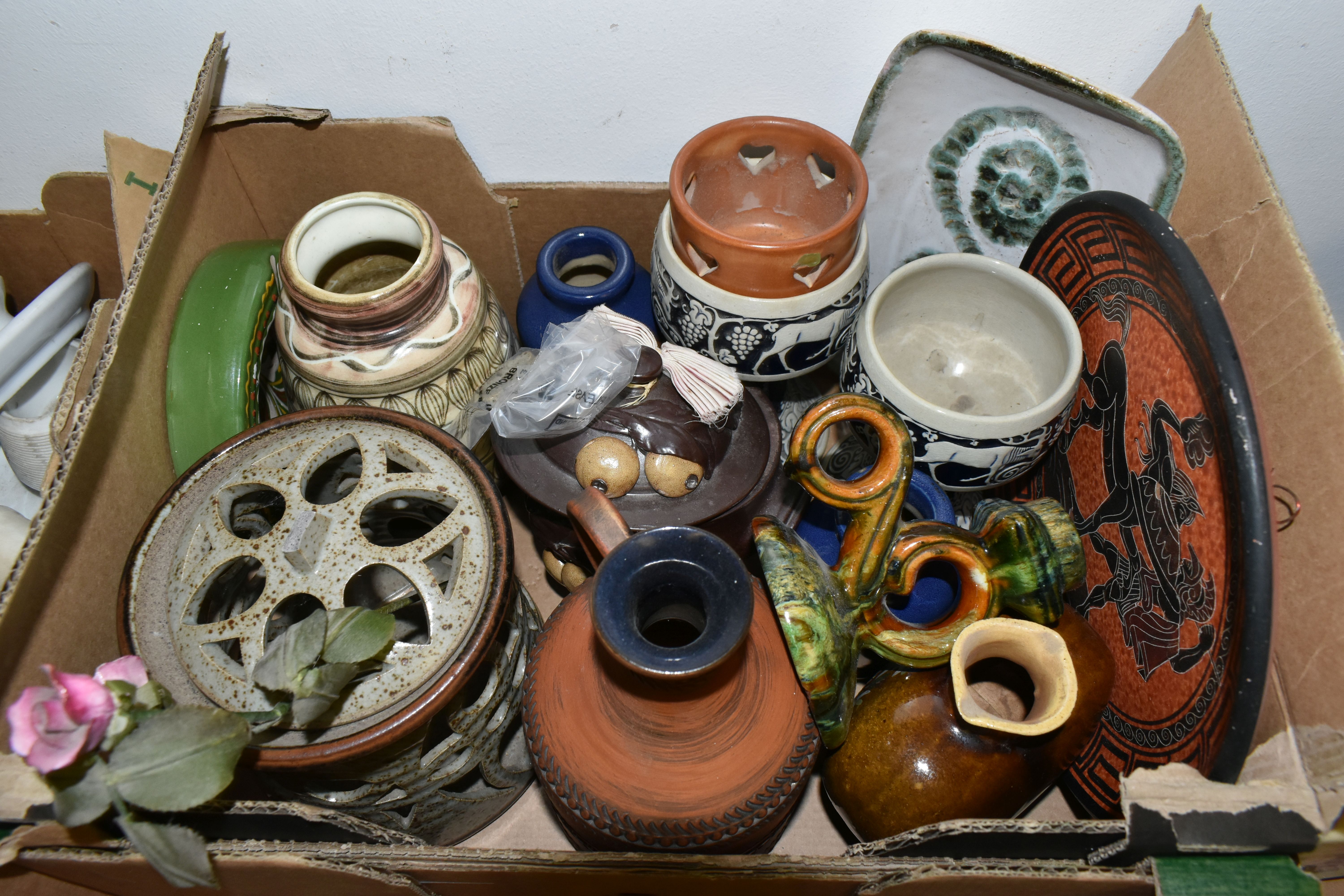 SEVEN BOXES OF CERAMIC ORNAMENTS to include a large collection of ceramic and glass ornamental - Image 8 of 10