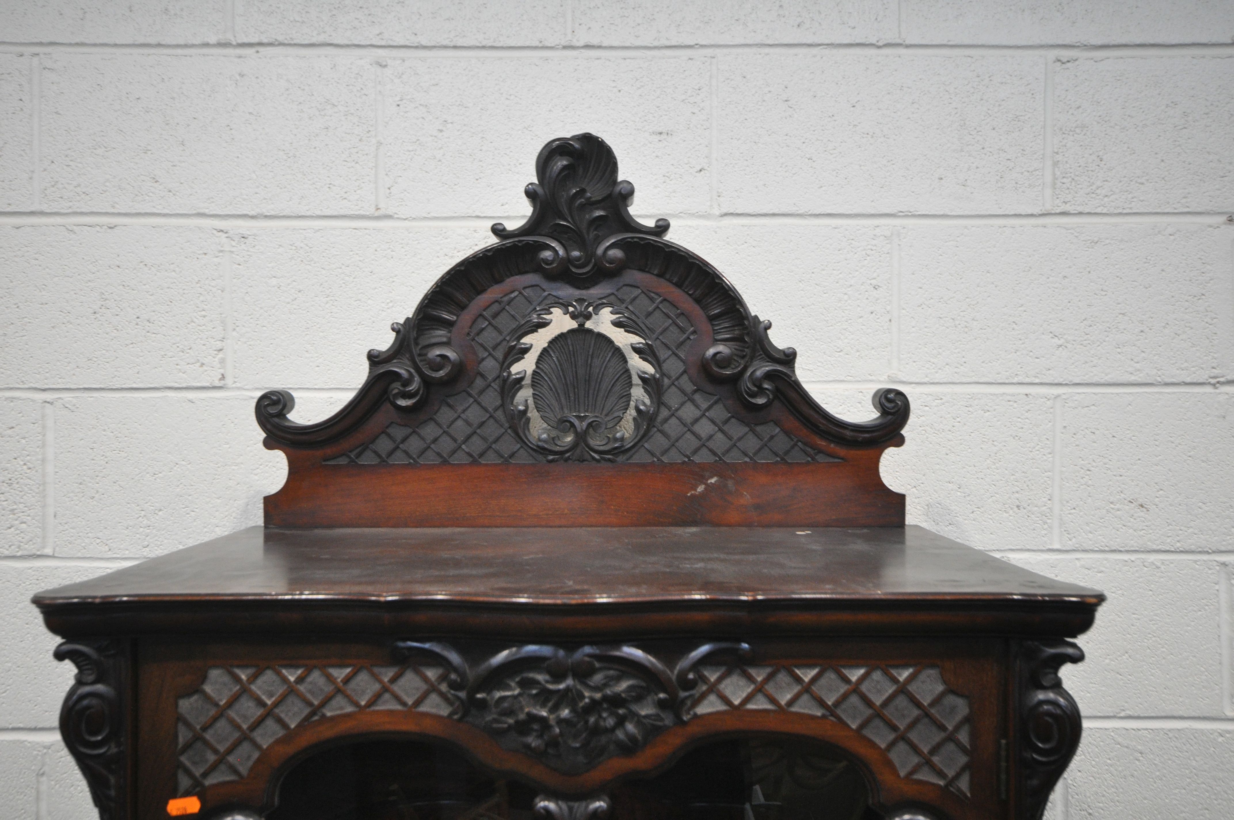 AN EARLY 20TH CENTURY MAHOGANY SINGLE DOOR CABINET, with a triple shaped shelves, and red velvet - Image 2 of 5