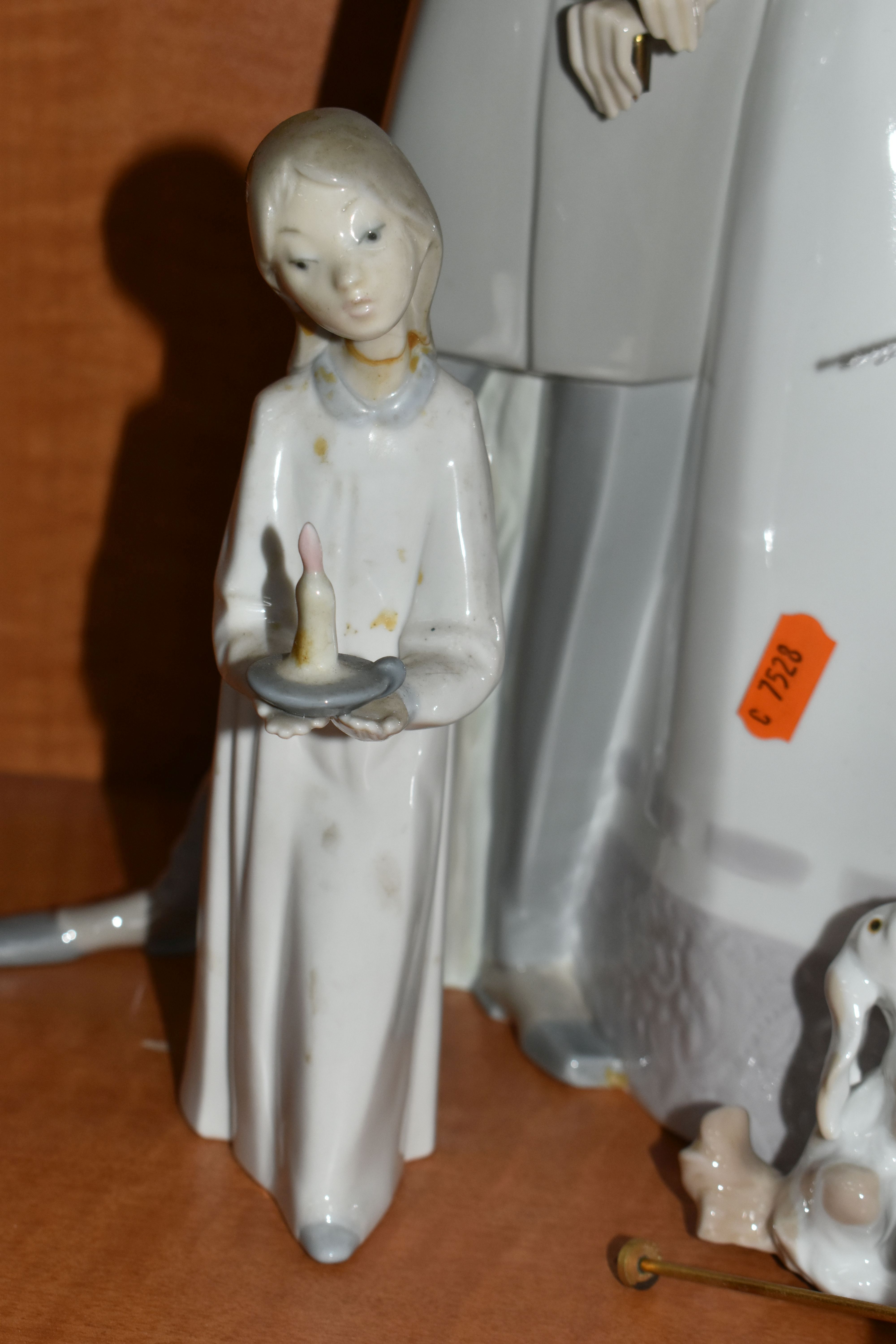 A LLADRO PORCELAIN FIGURE GROUP 'COUPLE WITH PARASOL', NO.4563, modelled with a dog at their feet, - Image 2 of 7