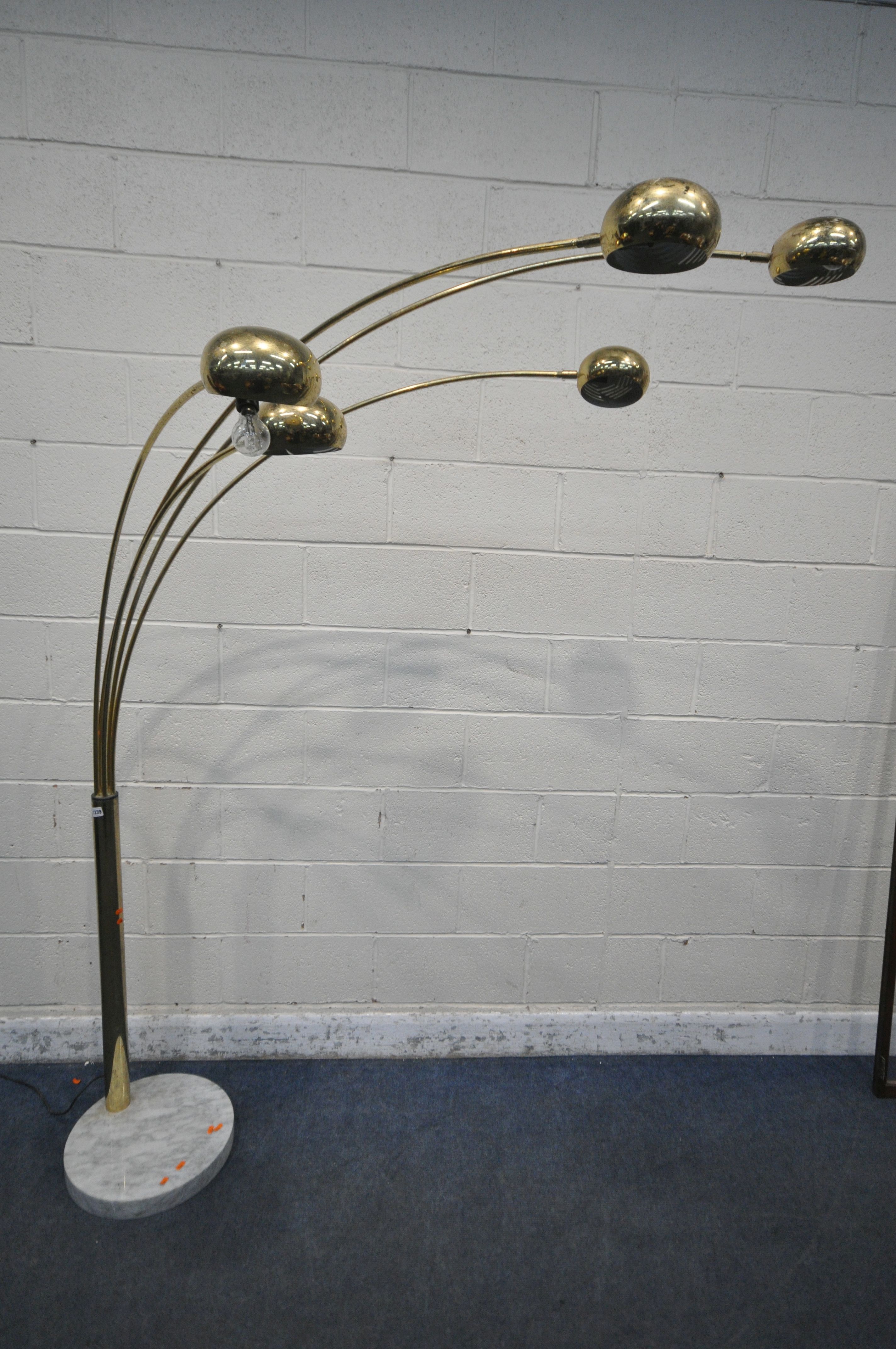 A GUZZINI STYLE GILT METAL ARC LAMP, with five lights, on a marble base (condition report: