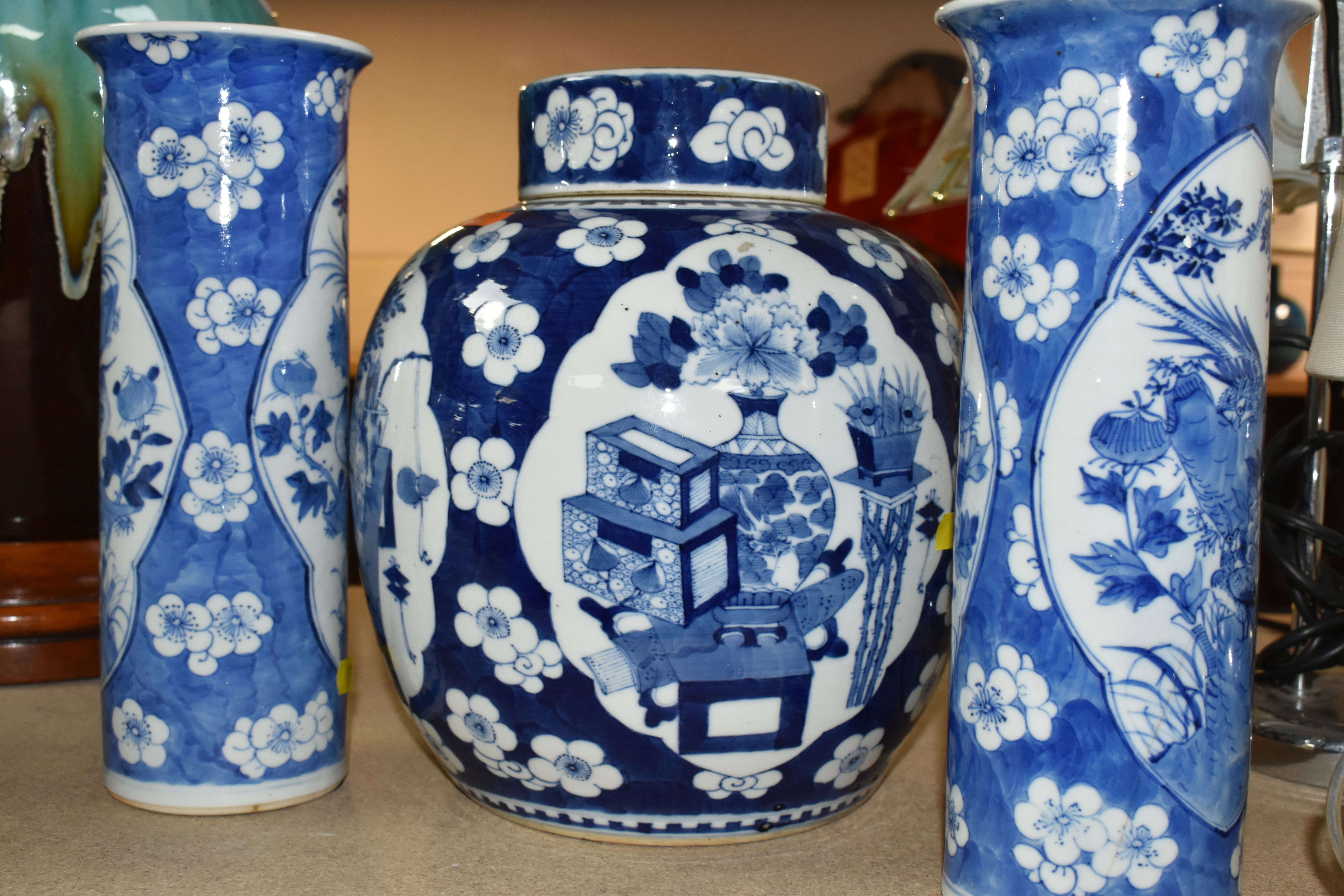 A SELECTION OF ORNAMENTAL CERAMICS INCLUDING A THREE CHINESE VESSELS IN THE PRUNUS BLOSSOM DESIGN, - Bild 9 aus 14