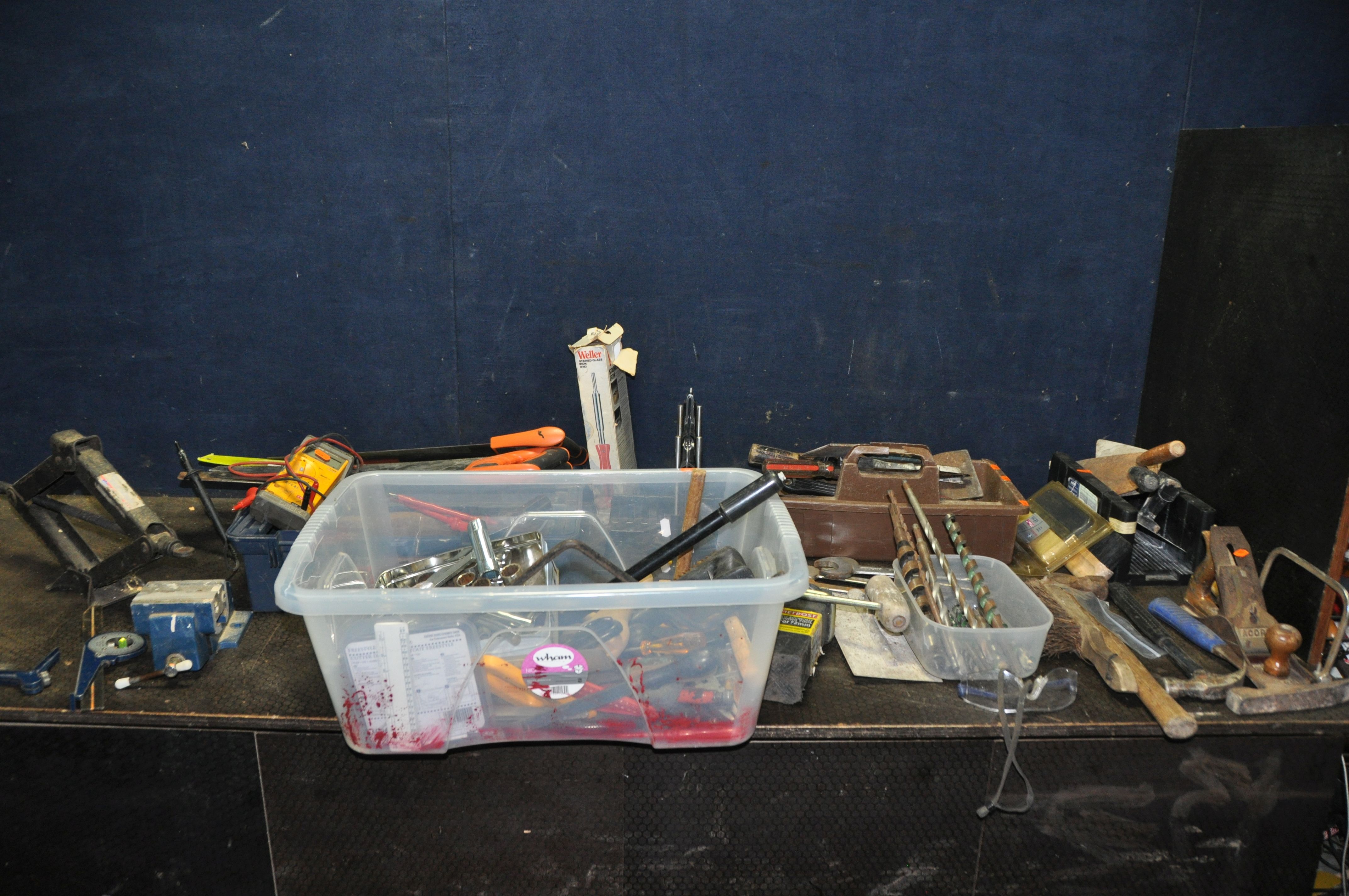 A PLASTIC BOX, A TOOLBOX AND A TRAY CONTAINING HAND TOOLS including an Acorn No 4 1/2 plane, a Moore