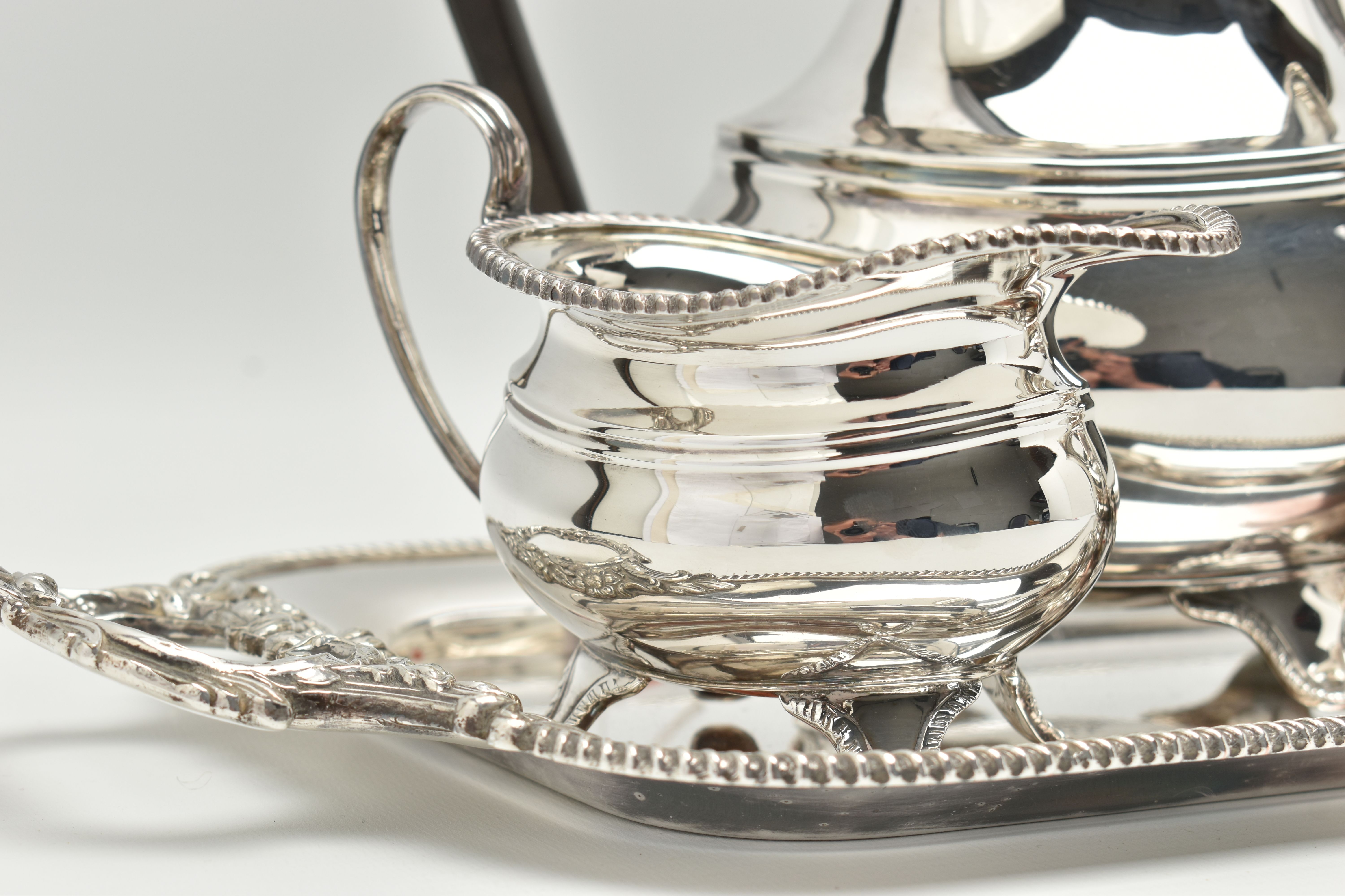 A FOUR PIECE SILVER PLATED TEA SET WITH TRAY, comprising of a polished teapot, coffee pot, sugar - Bild 6 aus 9