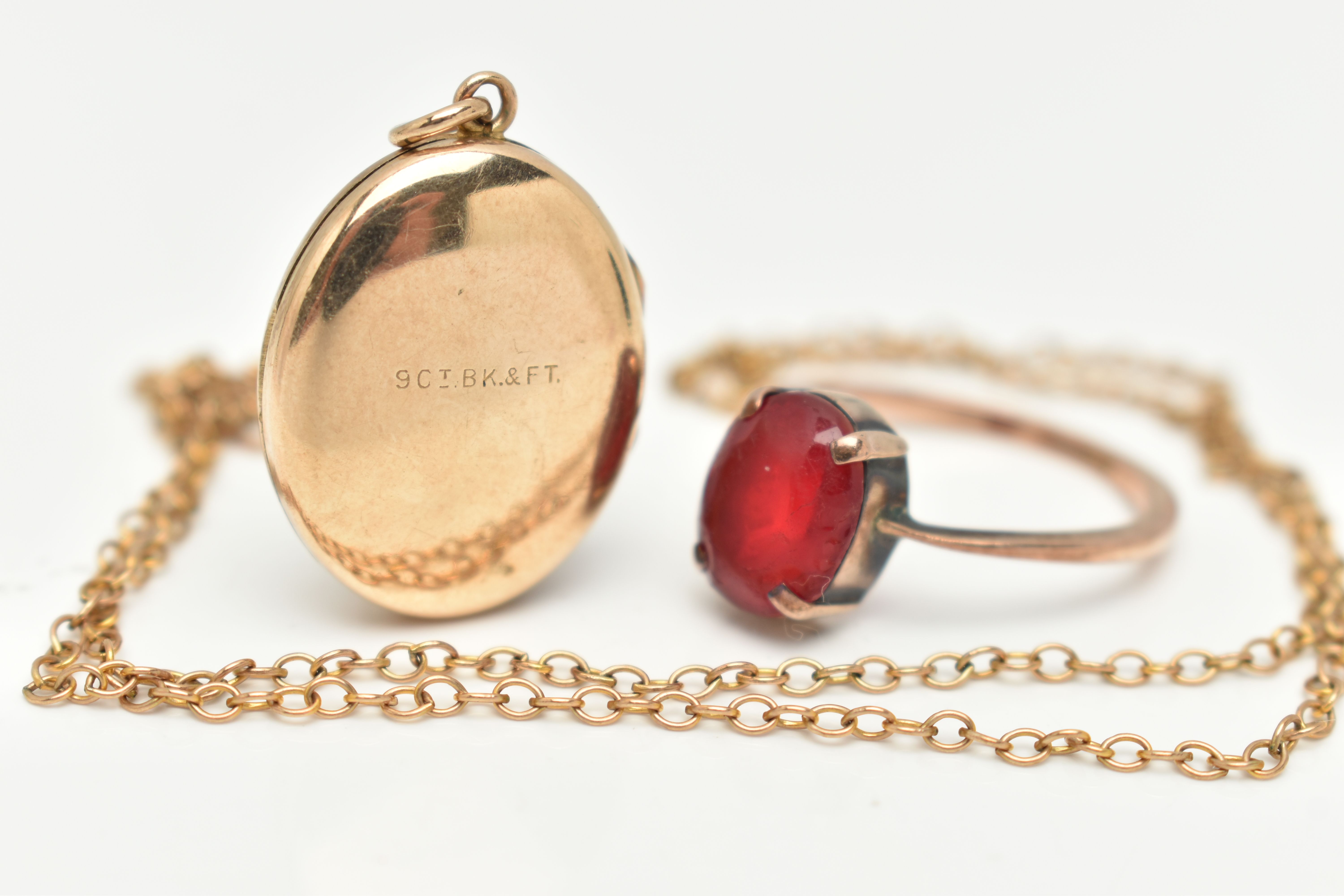 A YELLOW METAL RING, CHAIN AND OVAL LOCKET, the ring set with a rubbed and worn, oval cut red paste, - Bild 2 aus 4