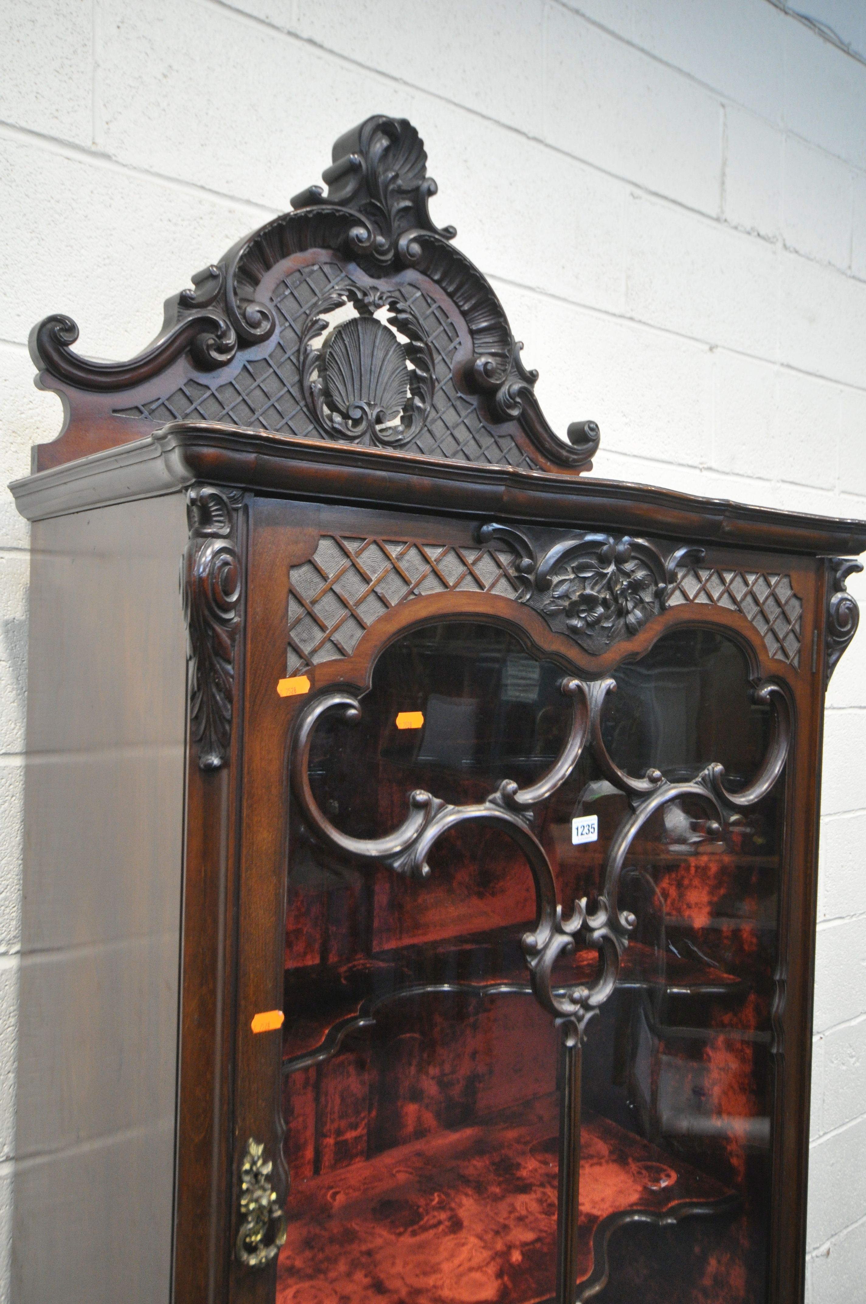 AN EARLY 20TH CENTURY MAHOGANY SINGLE DOOR CABINET, with a triple shaped shelves, and red velvet - Image 3 of 5