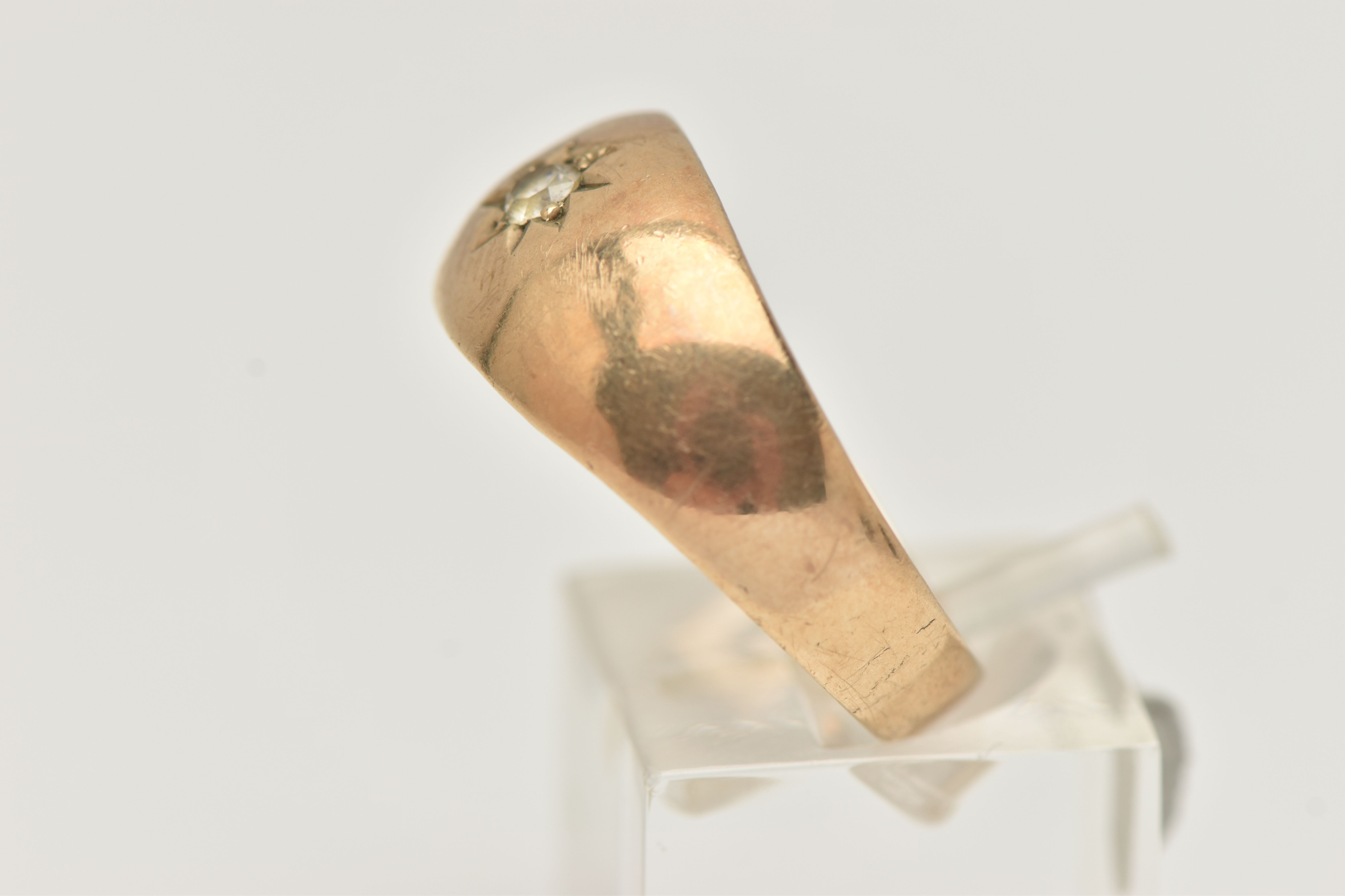 A GENTS 9CT GOLD SIGNET RING, set with a circular cut colourless spinel, in a star setting, polished - Image 2 of 4