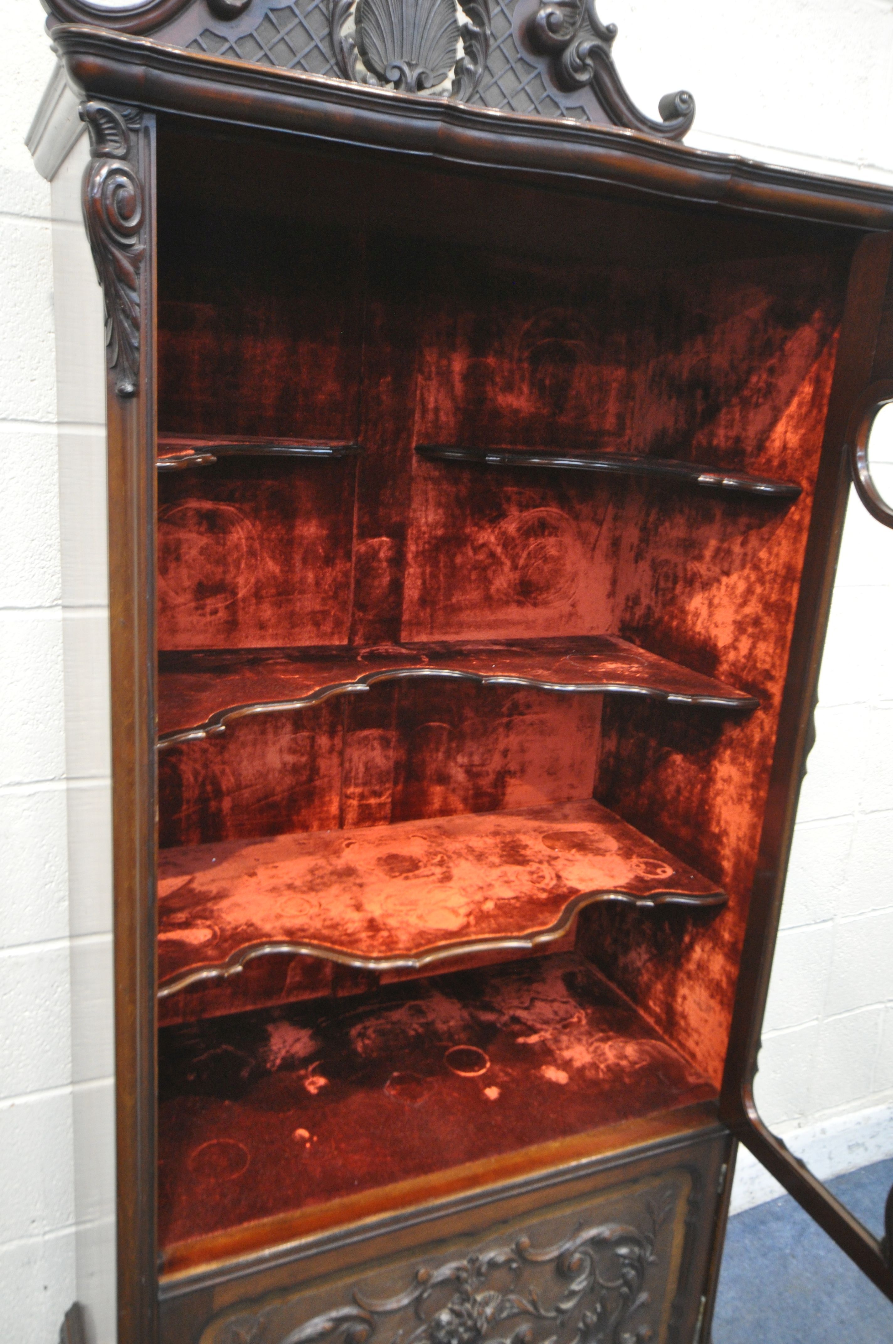 AN EARLY 20TH CENTURY MAHOGANY SINGLE DOOR CABINET, with a triple shaped shelves, and red velvet - Image 5 of 5