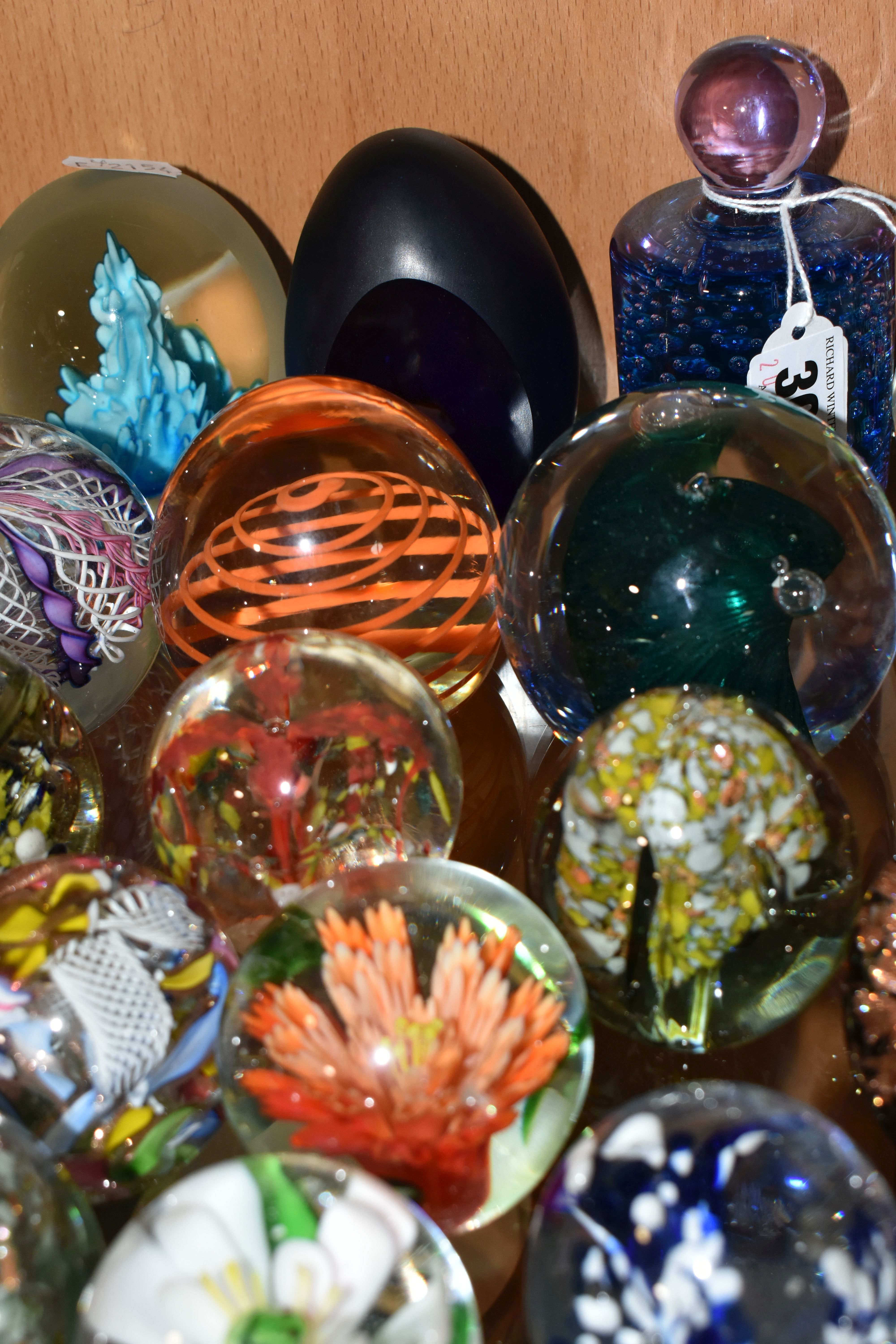 TWENTY EIGHT PAPERWEIGHTS, including millefiori, latticino, controlled bubbles, faceted, metallic - Image 2 of 14