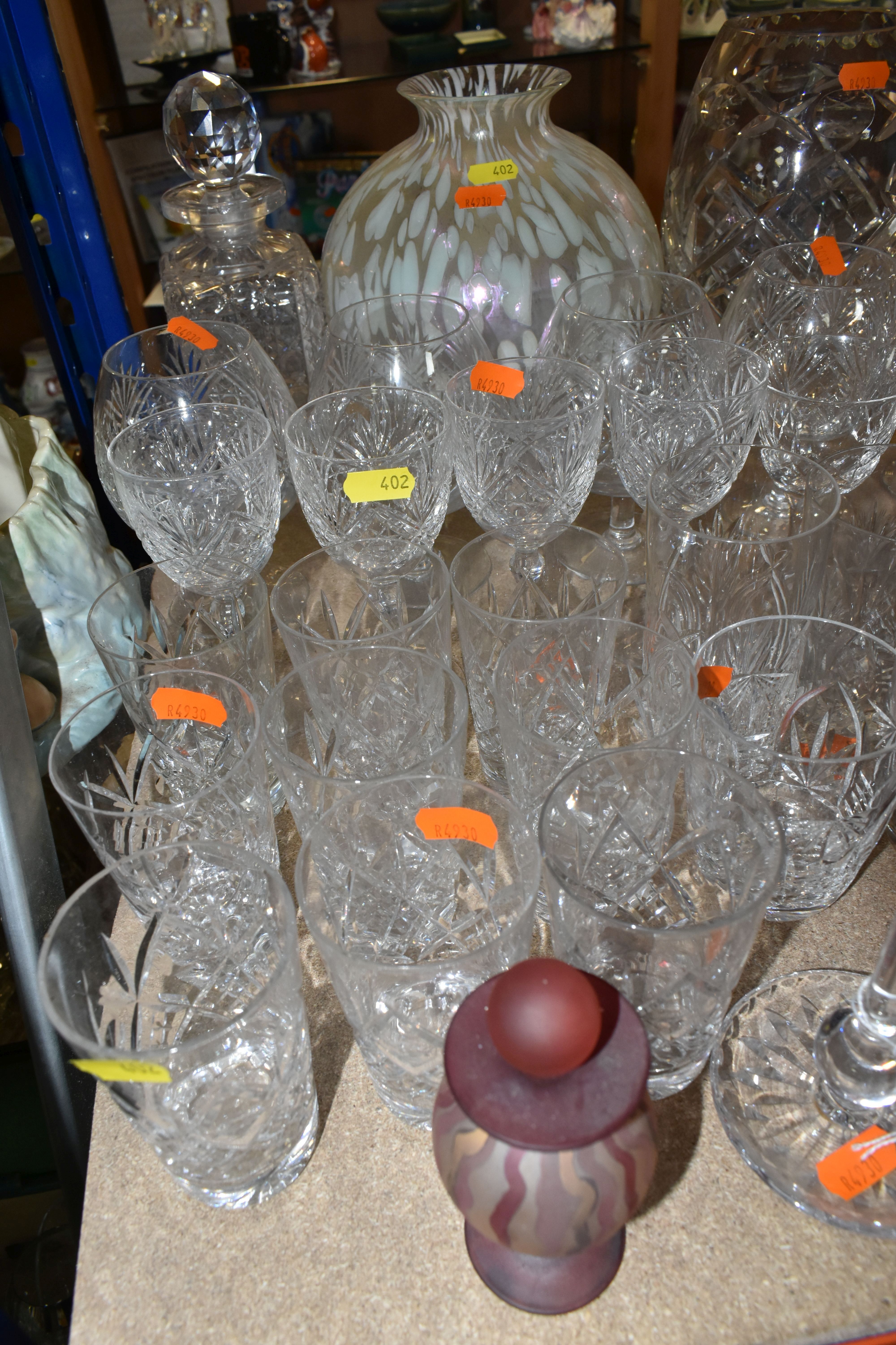 A LARGE SELECTION OF GLASSWARE INCLUDING A WATERFORD CRYSTAL CLOCK, TOGETHER WITH A VARIETY OF - Bild 4 aus 11