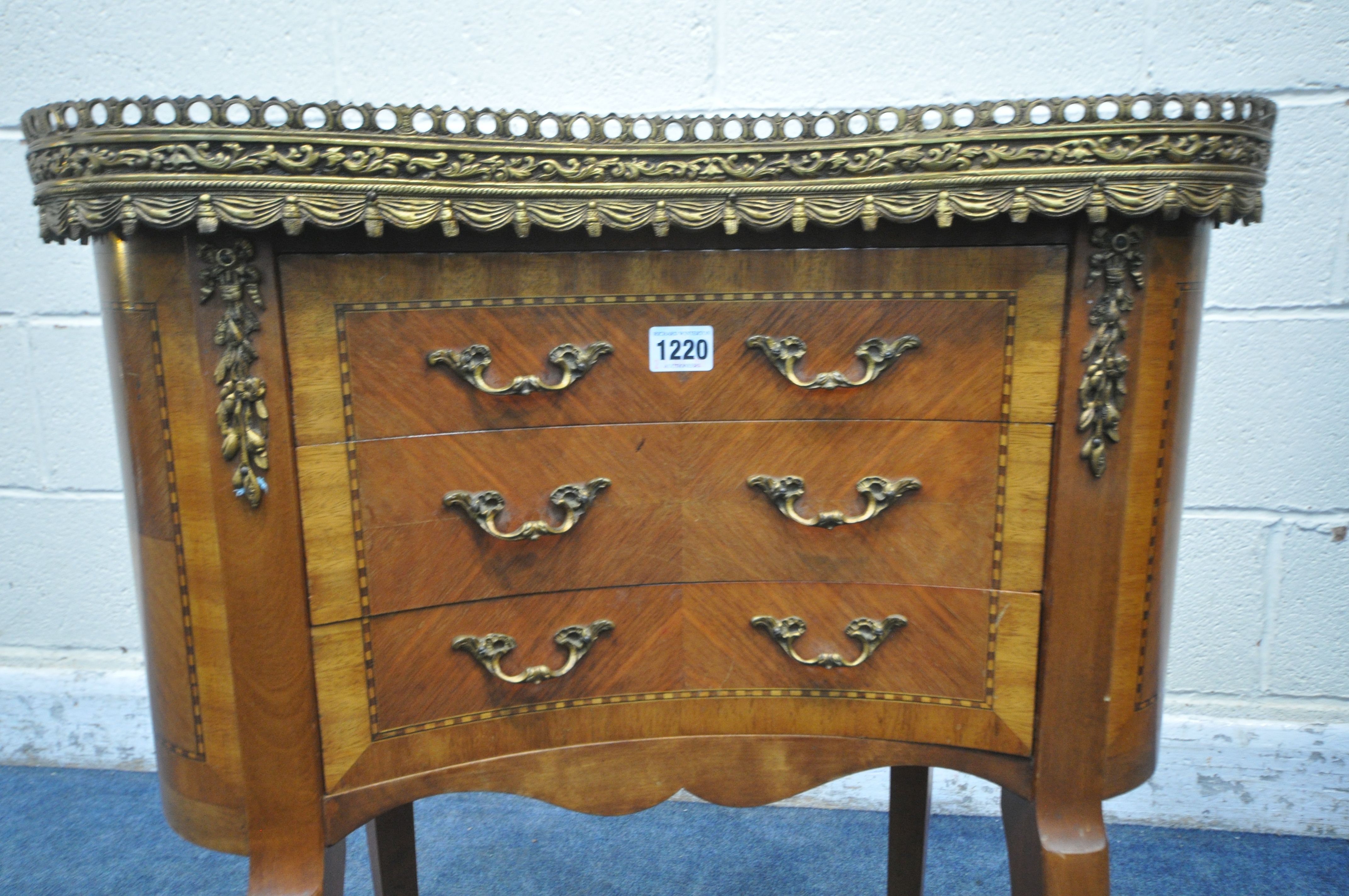 A REPRODUCTION FRENCH KINGWOOD VENEER KIDNEY SIDE TABLE, the marble top is surrounded by a pierced - Image 4 of 5