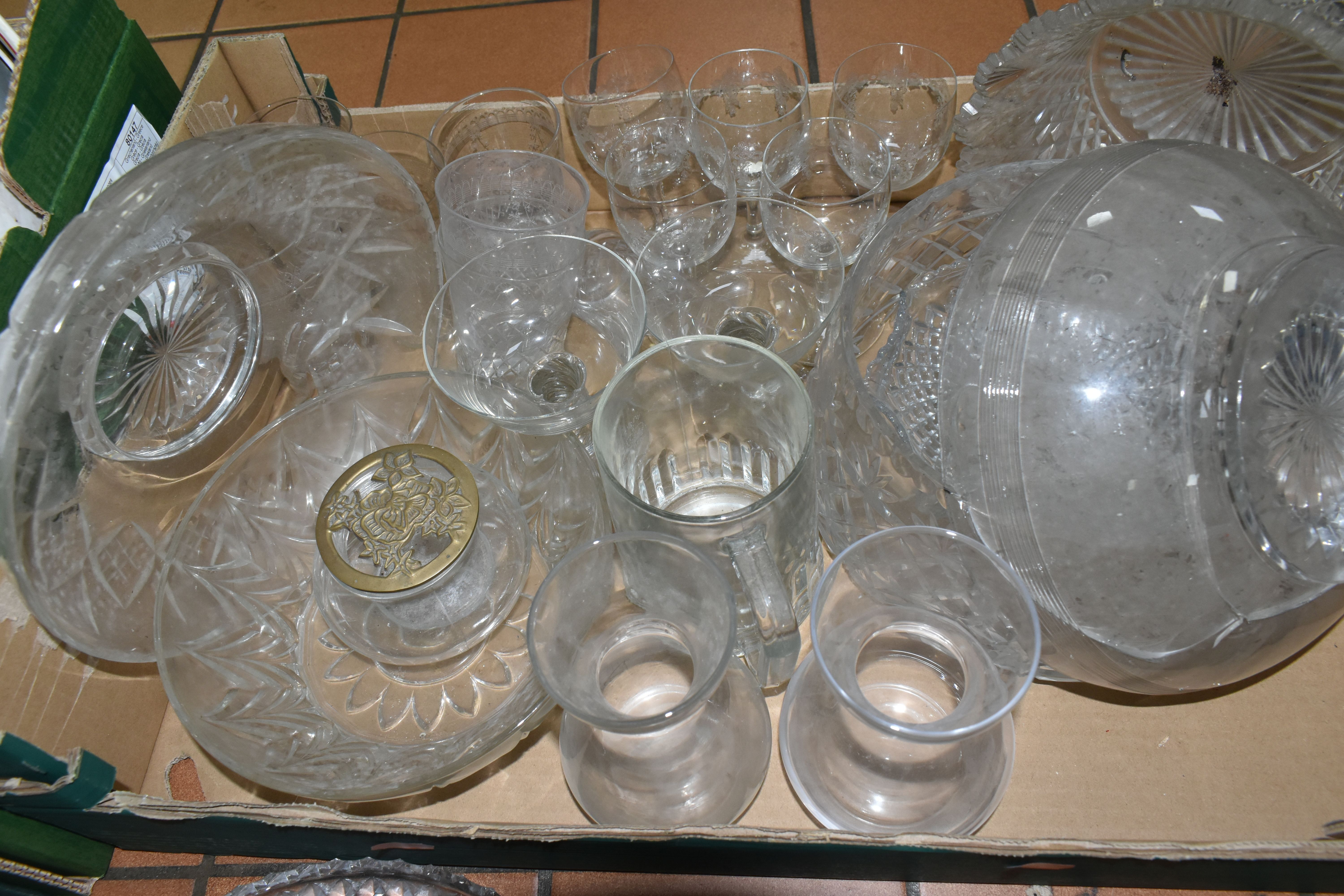 THREE BOXES OF GLASSWARE AND CERAMIC KITCHENWARE to include a variety of collectable plates from - Image 5 of 6