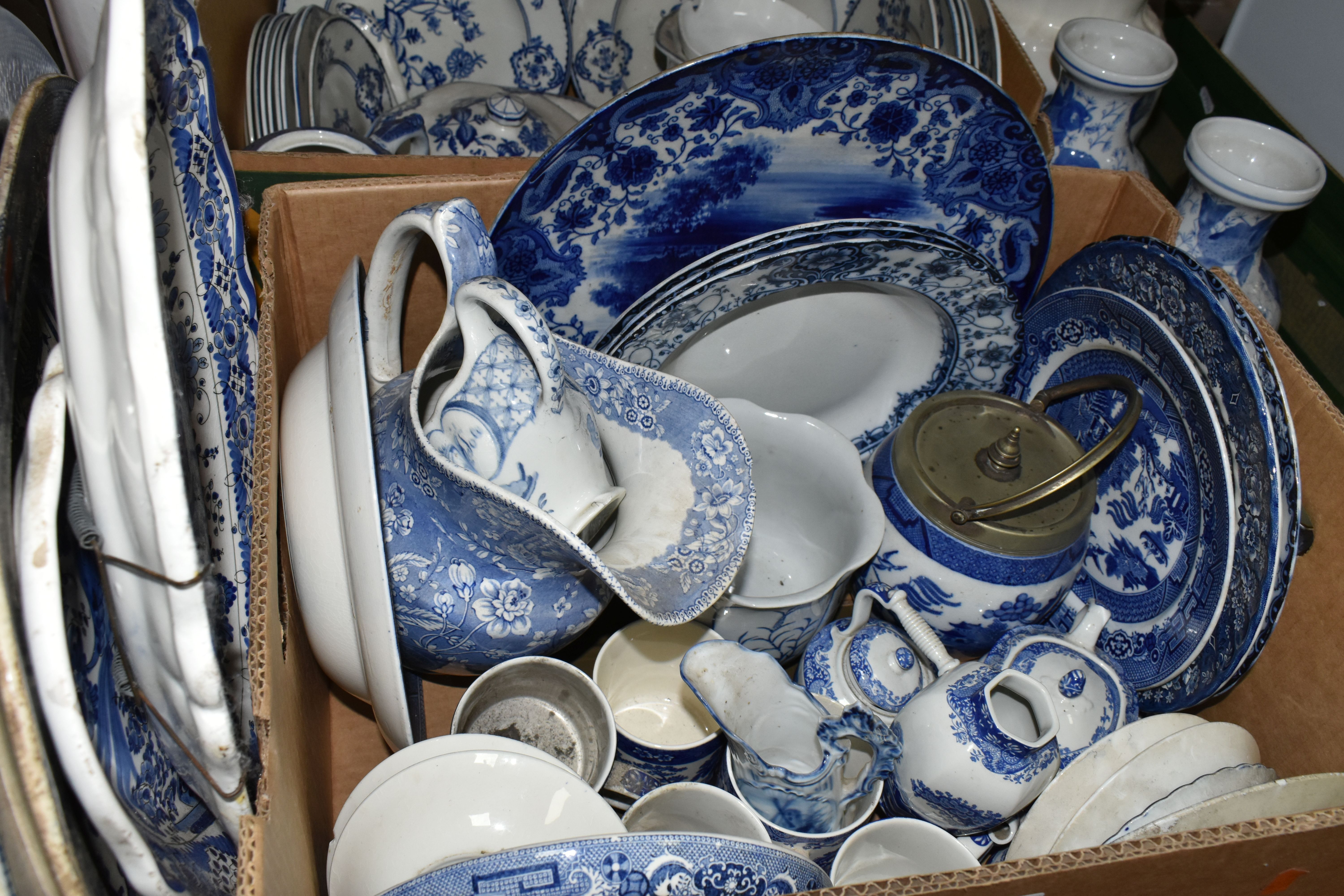 TWO BOXES AND LOOSE BLUE AND WHITE CERAMICS, to include a Minton Willow pattern biscuit barrel, a - Bild 6 aus 8