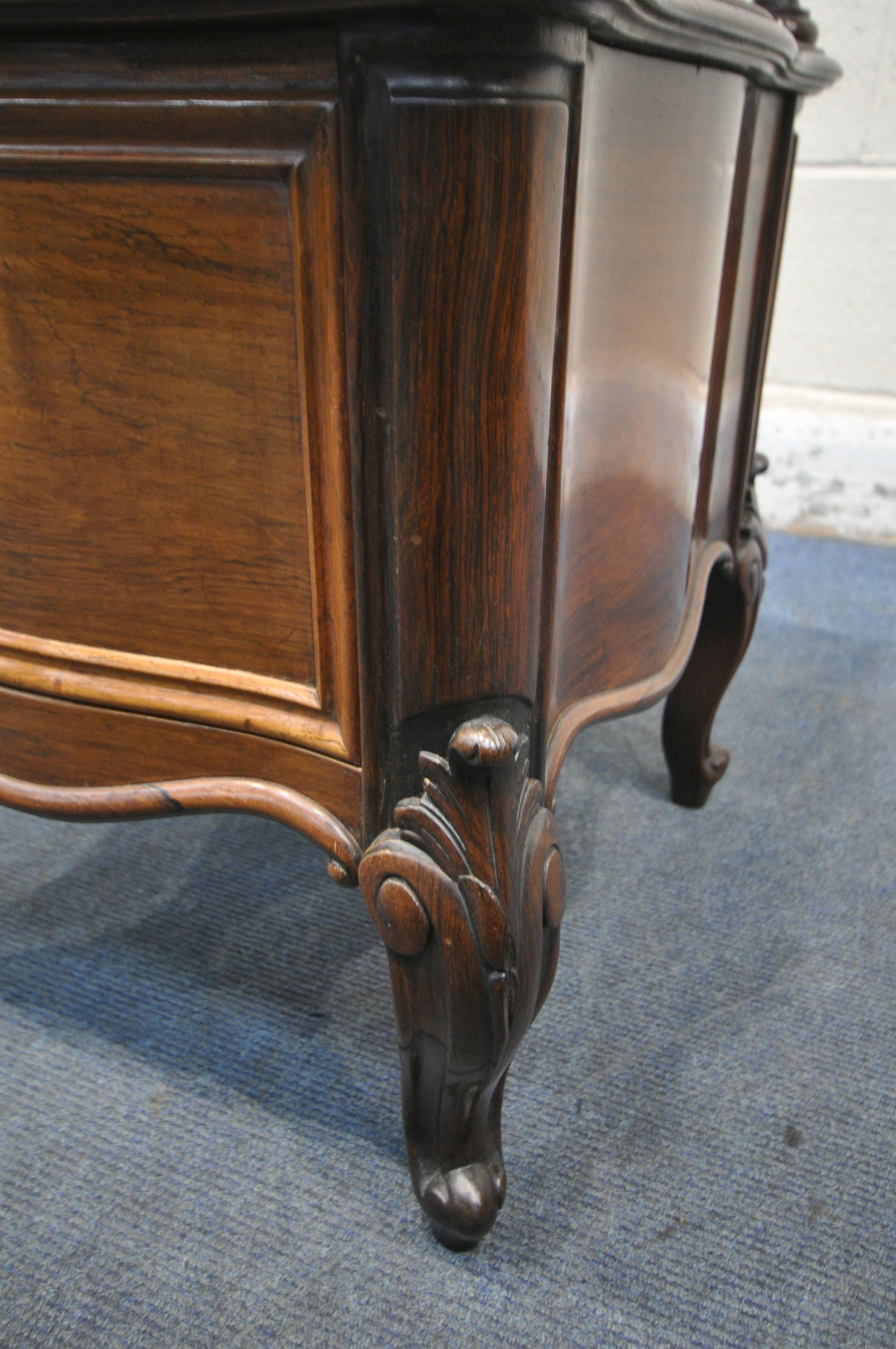 A VICTORIAN STYLE ROSEWOOD VENEER SERPENTINE LAMP TABLE, with a marquetry inlaid top, single drawer, - Image 6 of 6