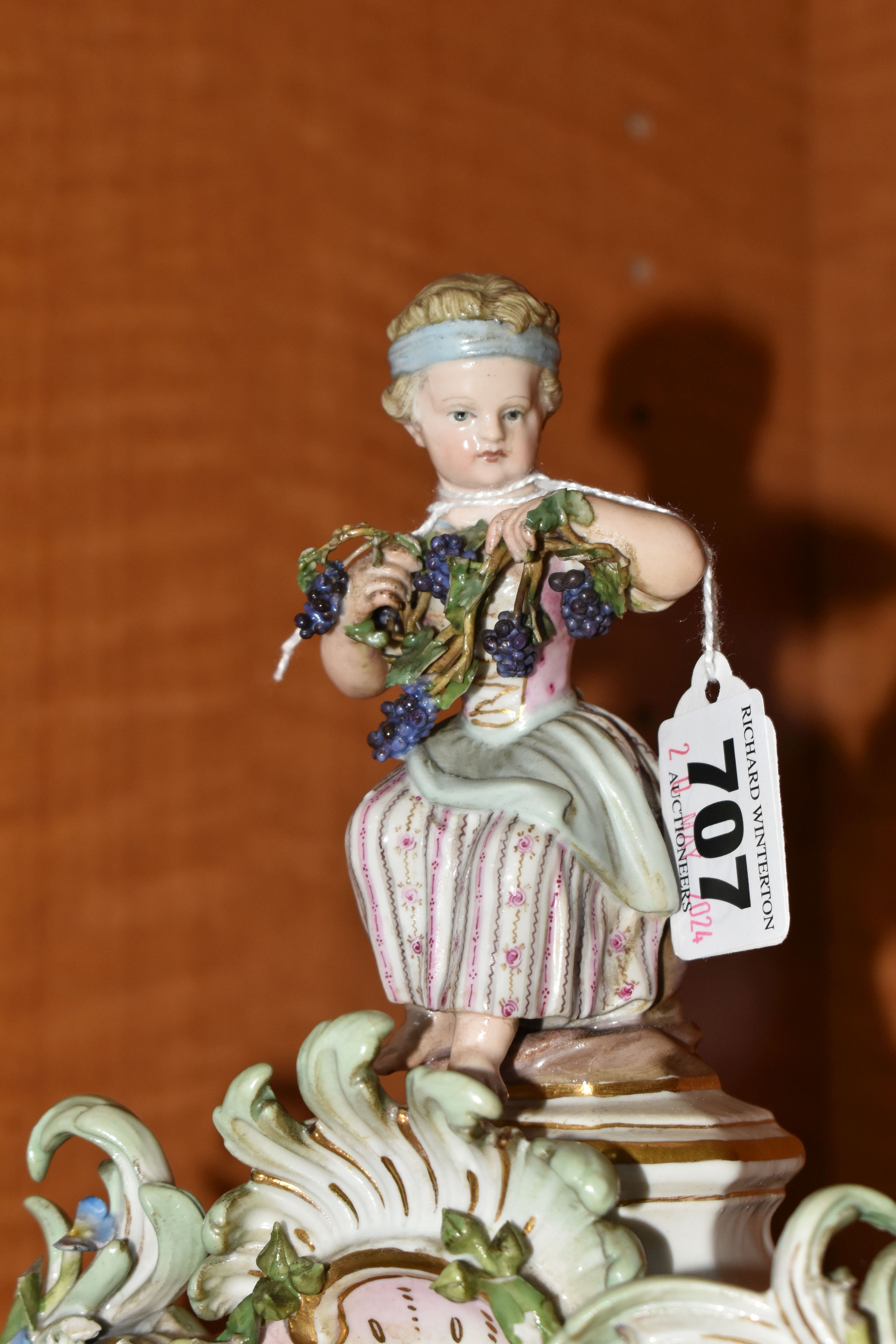 A LATE 19TH CENTURY MEISSEN PORCELAIN FIGURAL MANTEL CLOCK OF BALLOON SHAPE, mould no .572, with - Image 7 of 16