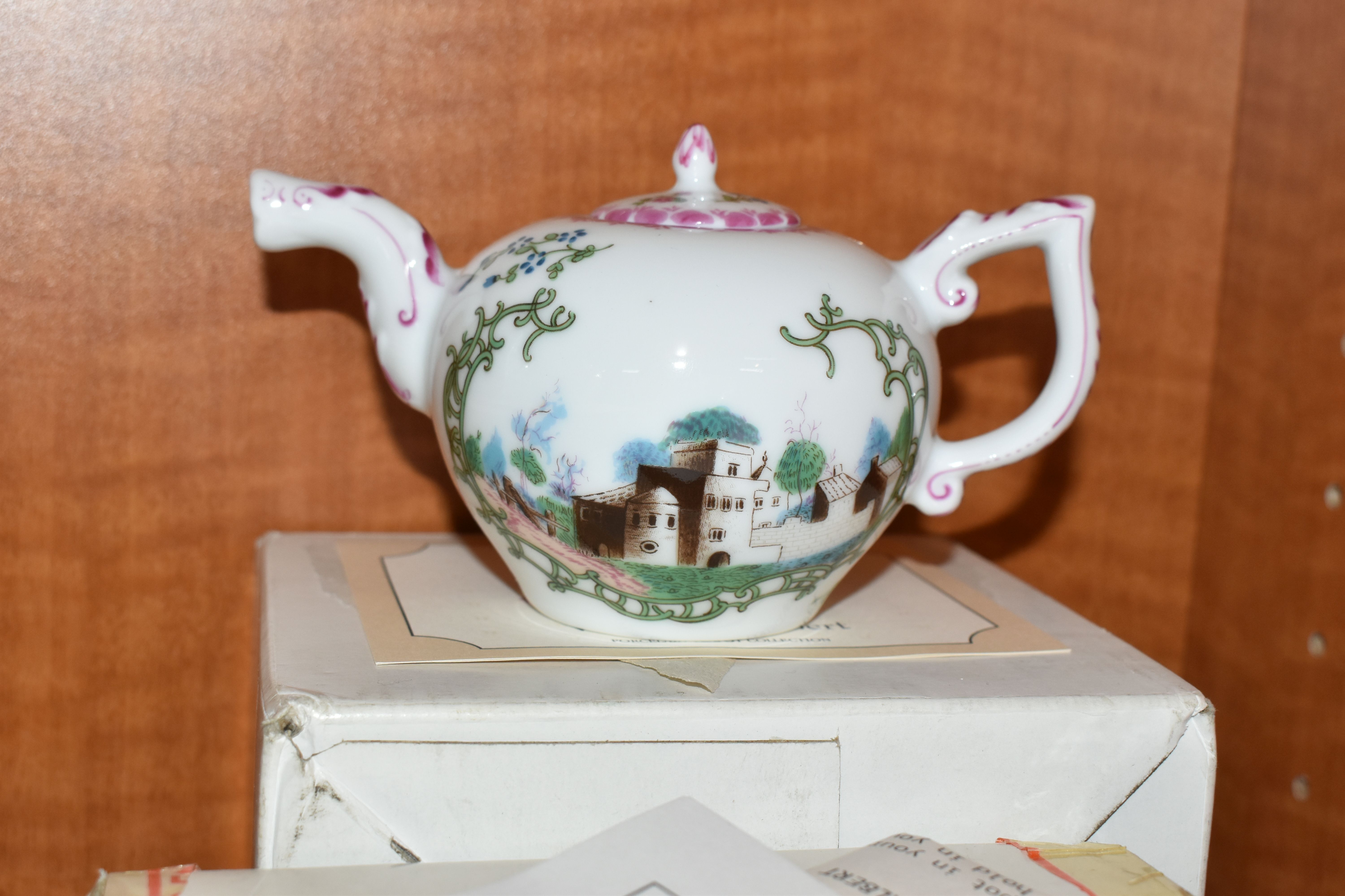 A COLLECTION OF TWELVE BOXED FRANKLIN MINT 'THE VICTORIA & ALBERT MUSEUM PORCELAIN TEAPOT - Image 11 of 17