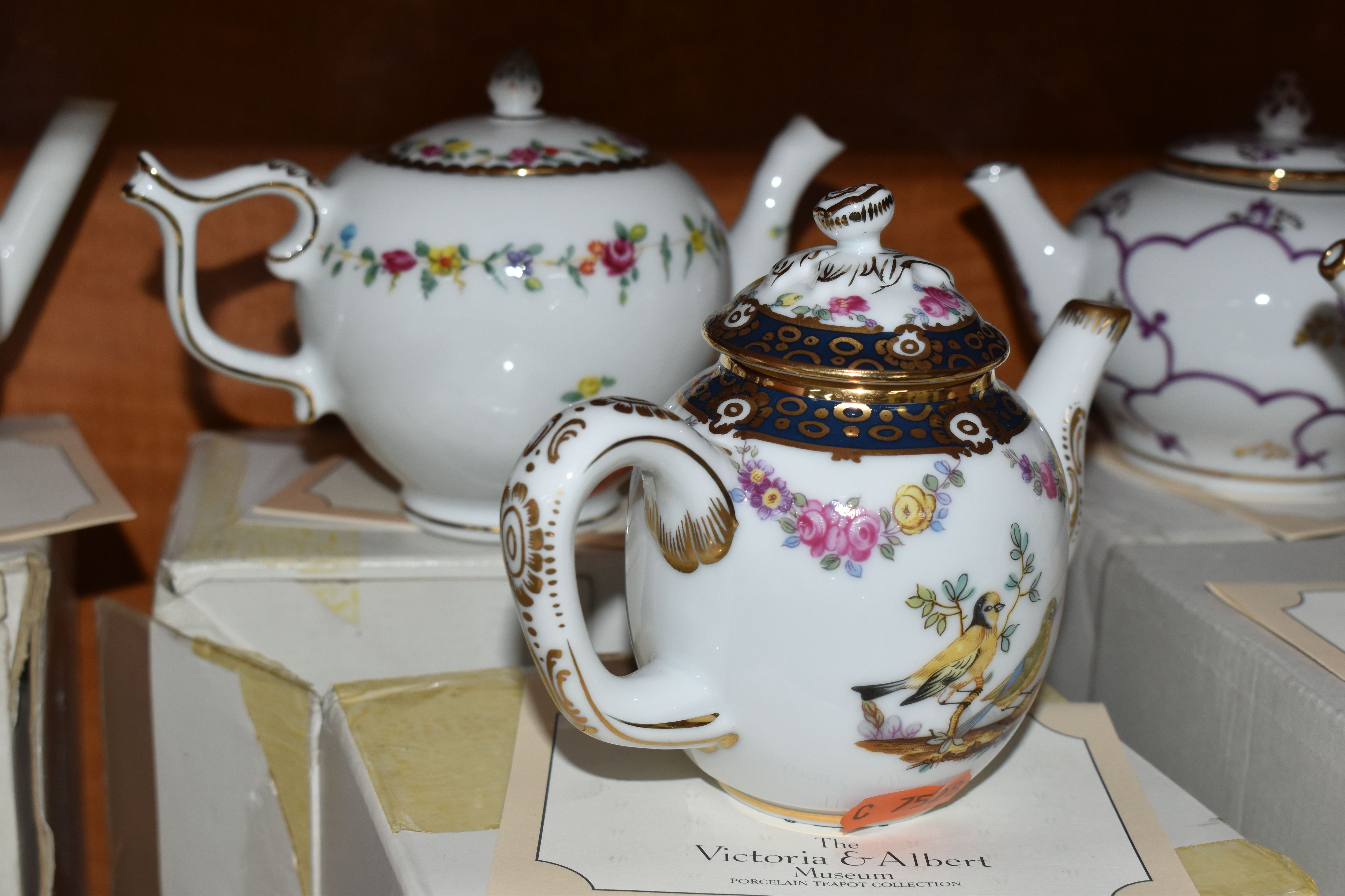 A COLLECTION OF TWELVE BOXED FRANKLIN MINT 'THE VICTORIA & ALBERT MUSEUM PORCELAIN TEAPOT - Image 8 of 17