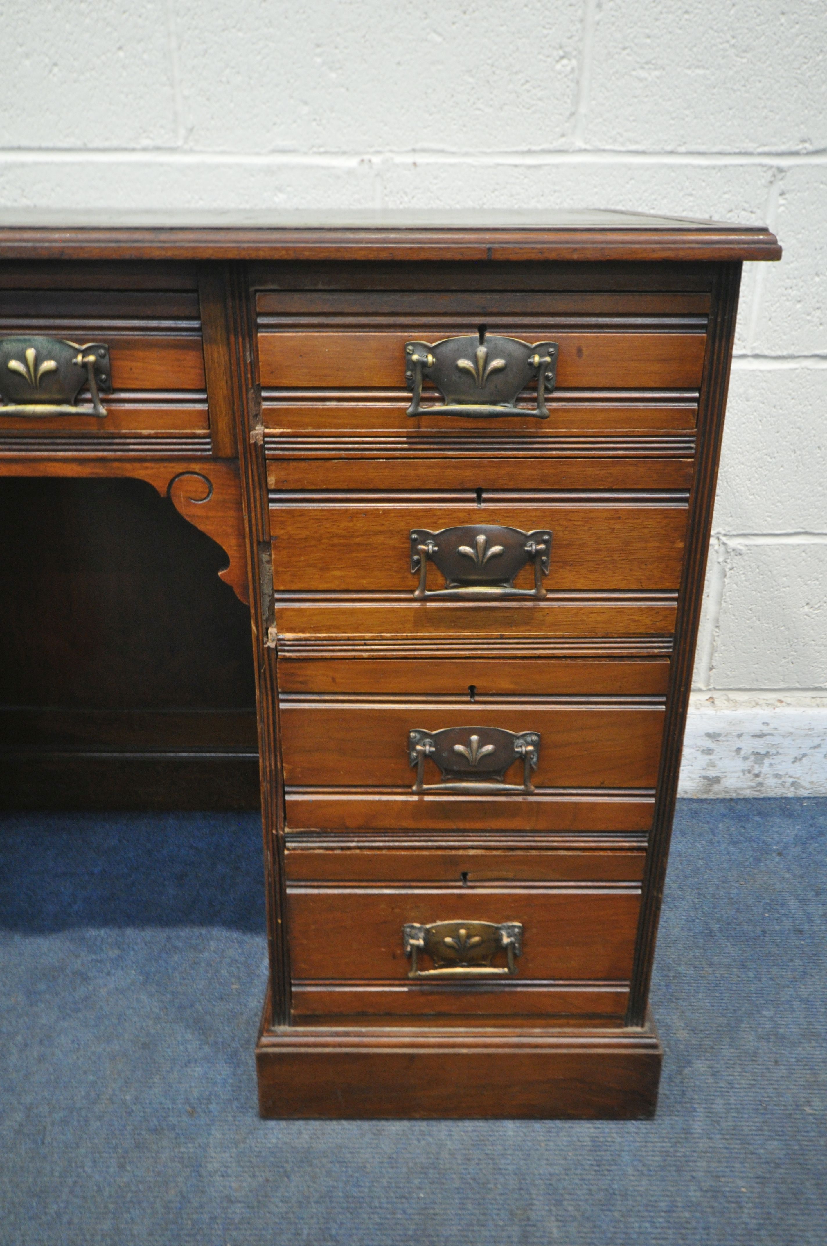 AN EDWARDIAN WALNUT KNEE HOLE DESK, with a green gilt tooled leather inlay writing surface, and an - Bild 4 aus 4