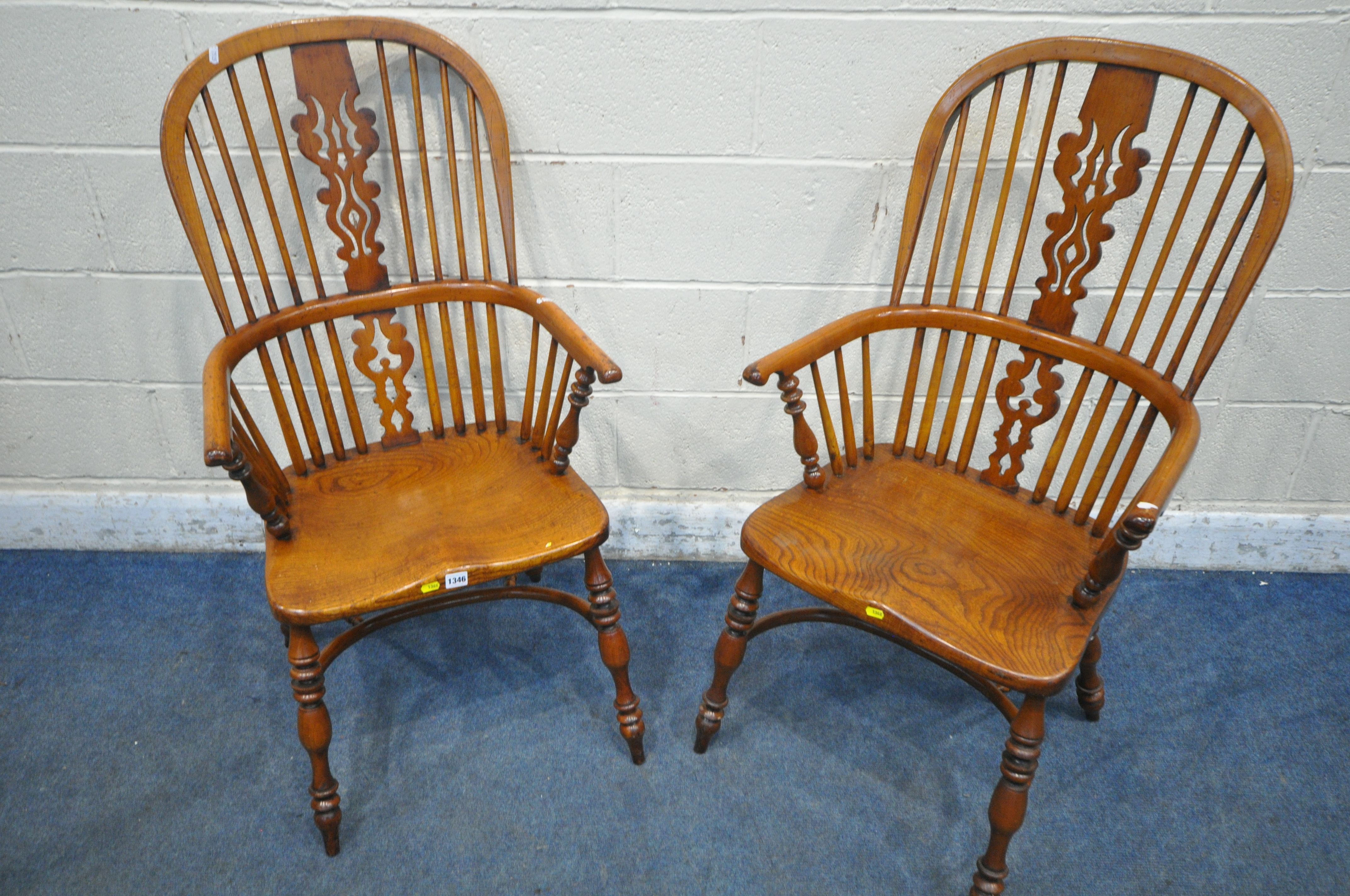 A PAIR OF GOOD QUALITY REPRODUCTION ELM SPLAT BACK WINDSOR ARMCHAIRS, with spindle supports,
