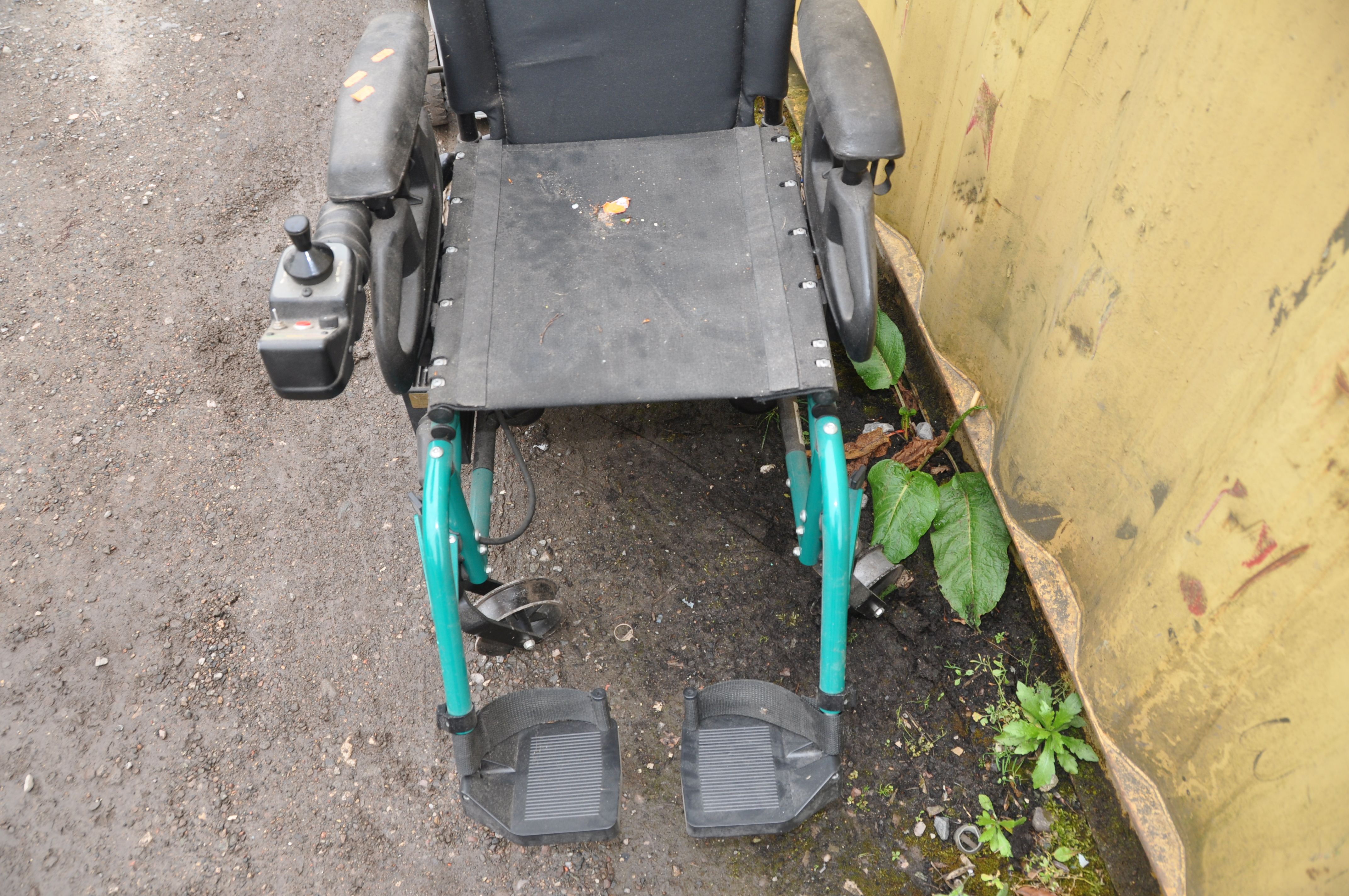 A POWER TEC F40 ELECTRIC WHEELCHAIR (spares or repairs) with two footrests (condition report: - Image 4 of 4