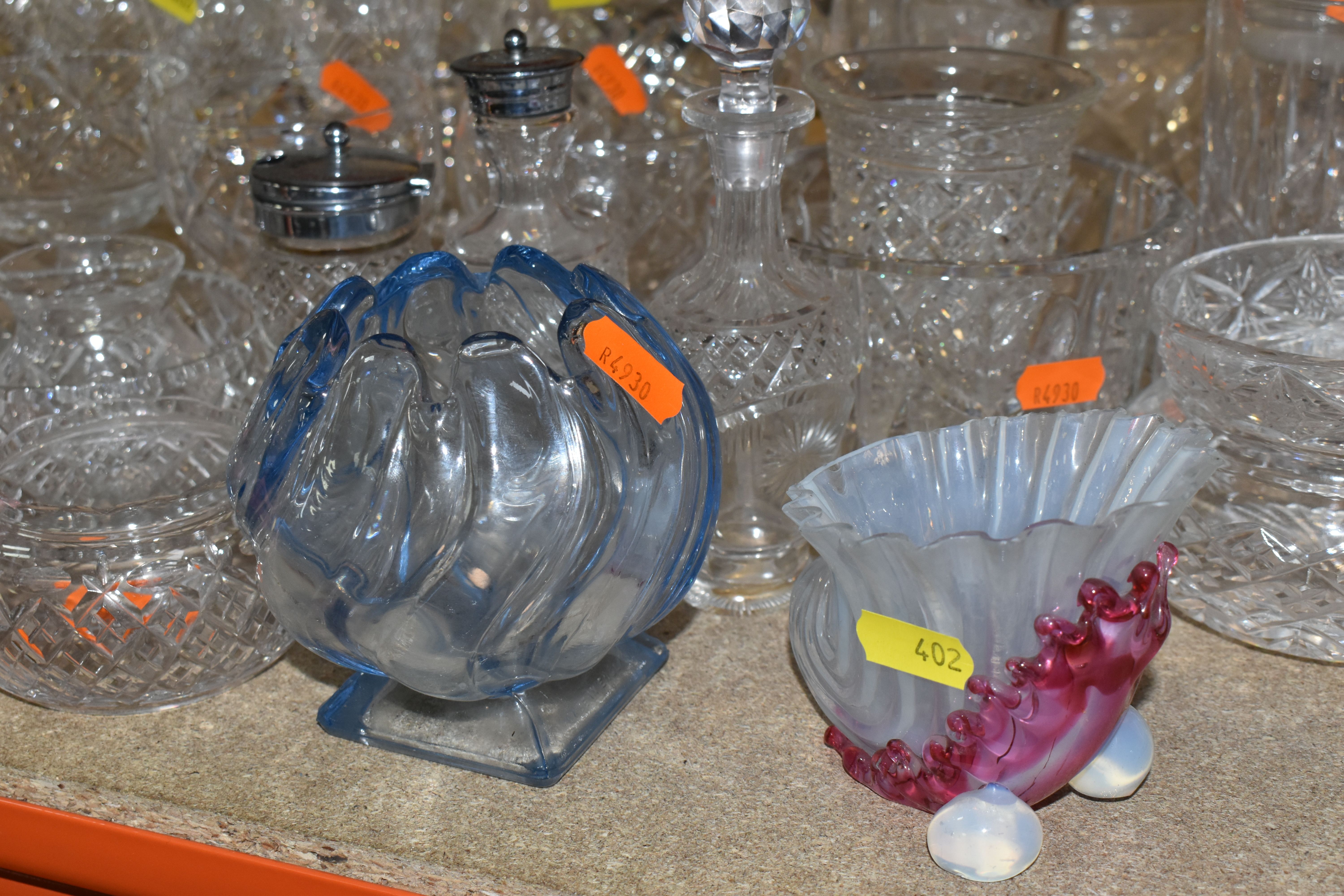 A LARGE SELECTION OF GLASSWARE INCLUDING A WATERFORD CRYSTAL CLOCK, TOGETHER WITH A VARIETY OF - Image 8 of 11
