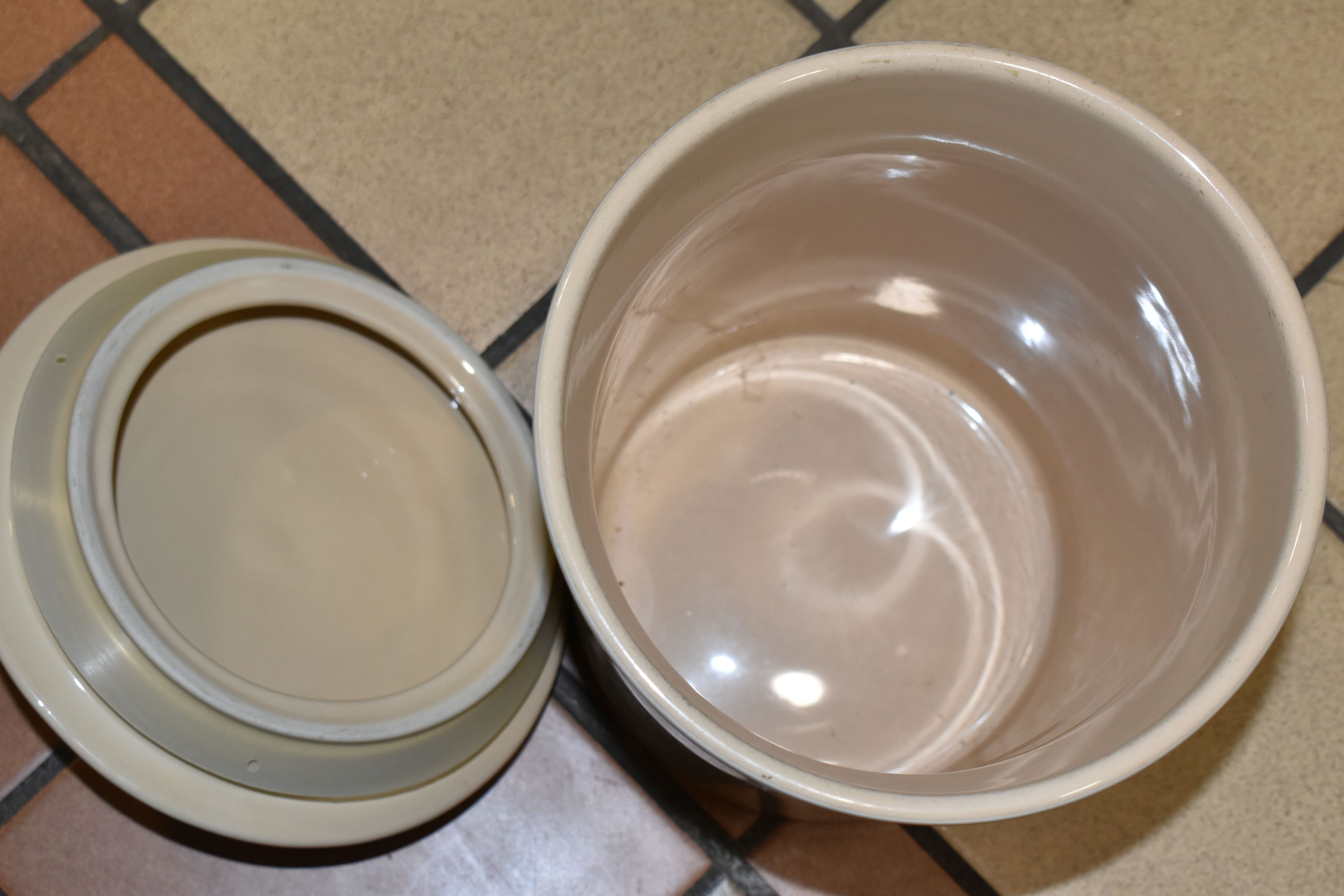 THREE PIECES OF LE CREUSET KITCHENWARE, comprising a black Le Creuset oven dish 13-28, a cream - Image 3 of 7