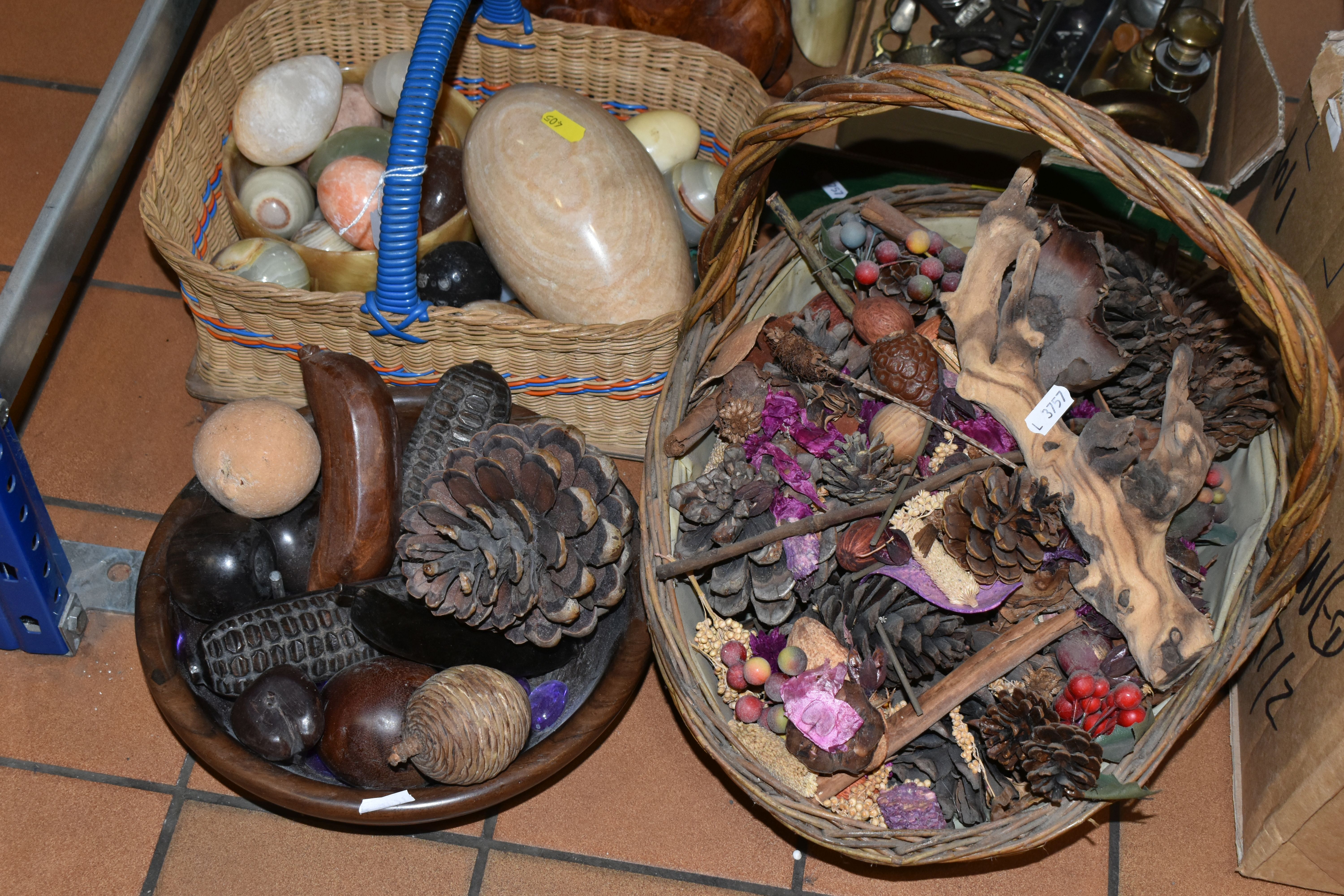 ONE BOX, ONE BOWL, AND TWO BASKETS OF MIXED ORNAMENTS INCLUDING THREE FOSSILISED ORTHACERAS PLAQUES, - Image 9 of 9