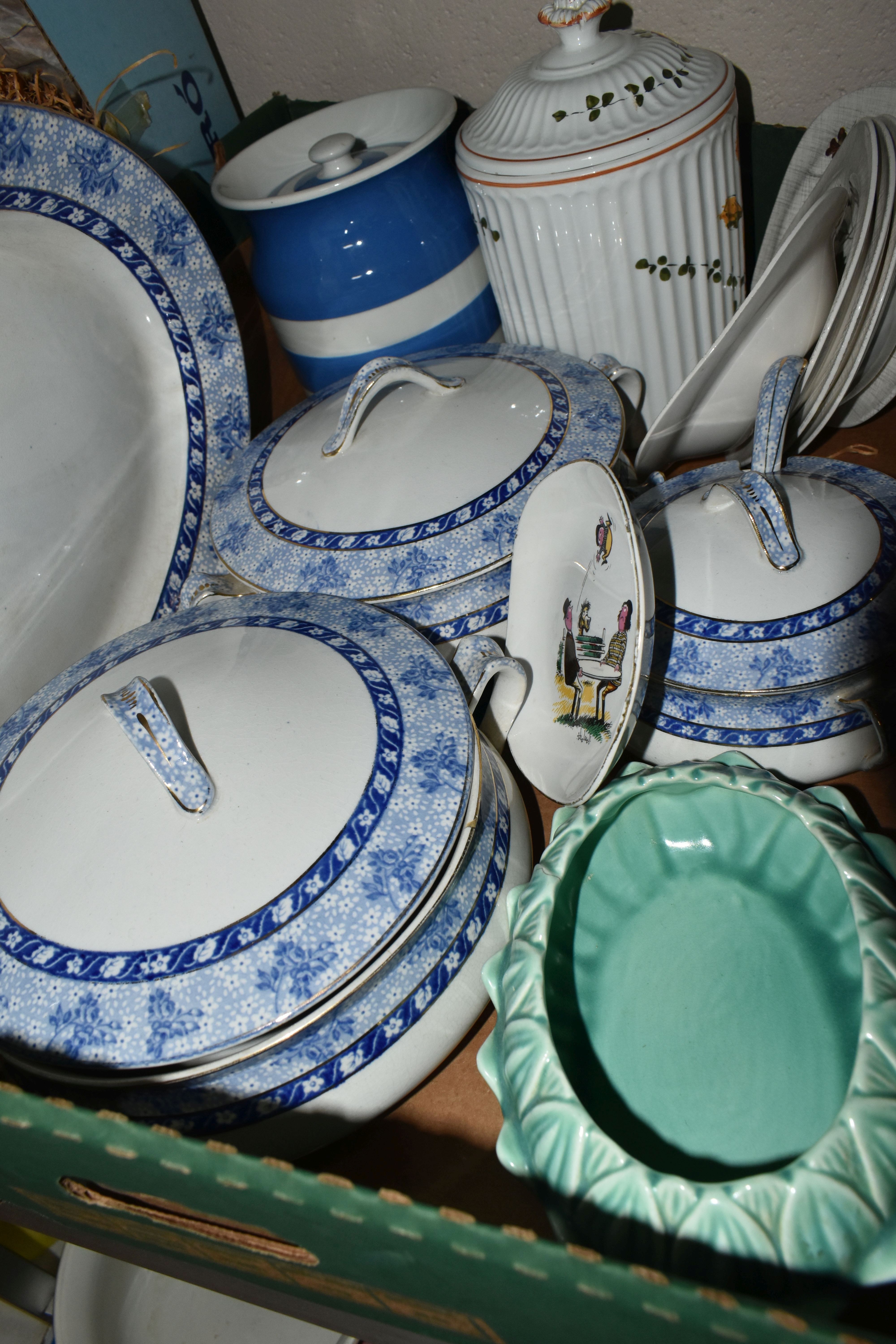 SIX BOXES AND LOOSE CERAMICS AND DINNERWARE, to include a Maddock 'Indian Tree' pattern dinner - Image 5 of 9