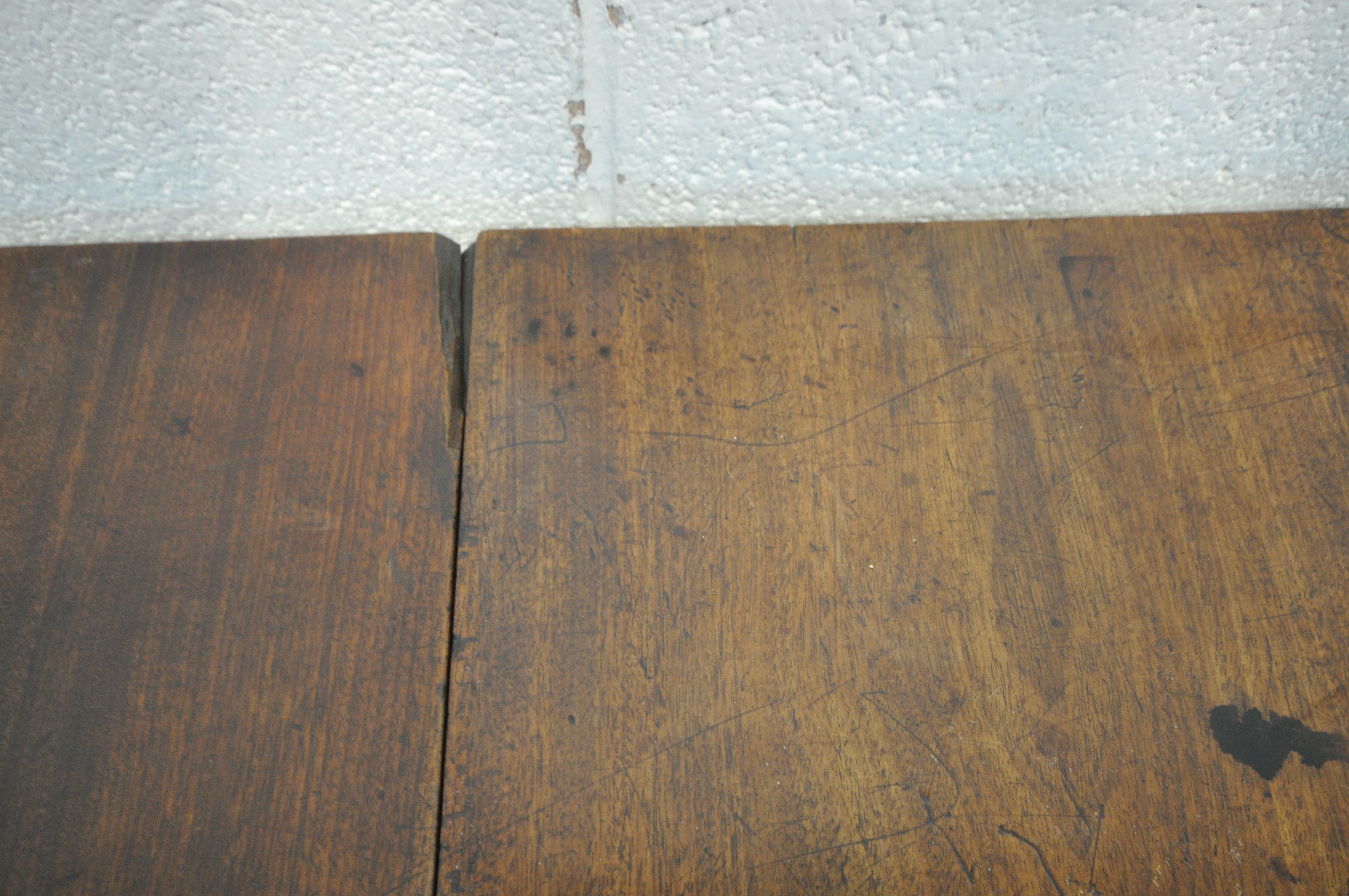 A 19TH CENTURY MAHOGANY DROP LEAF TABLE, with a single frieze drawer, raised on square tapered legs, - Bild 3 aus 5