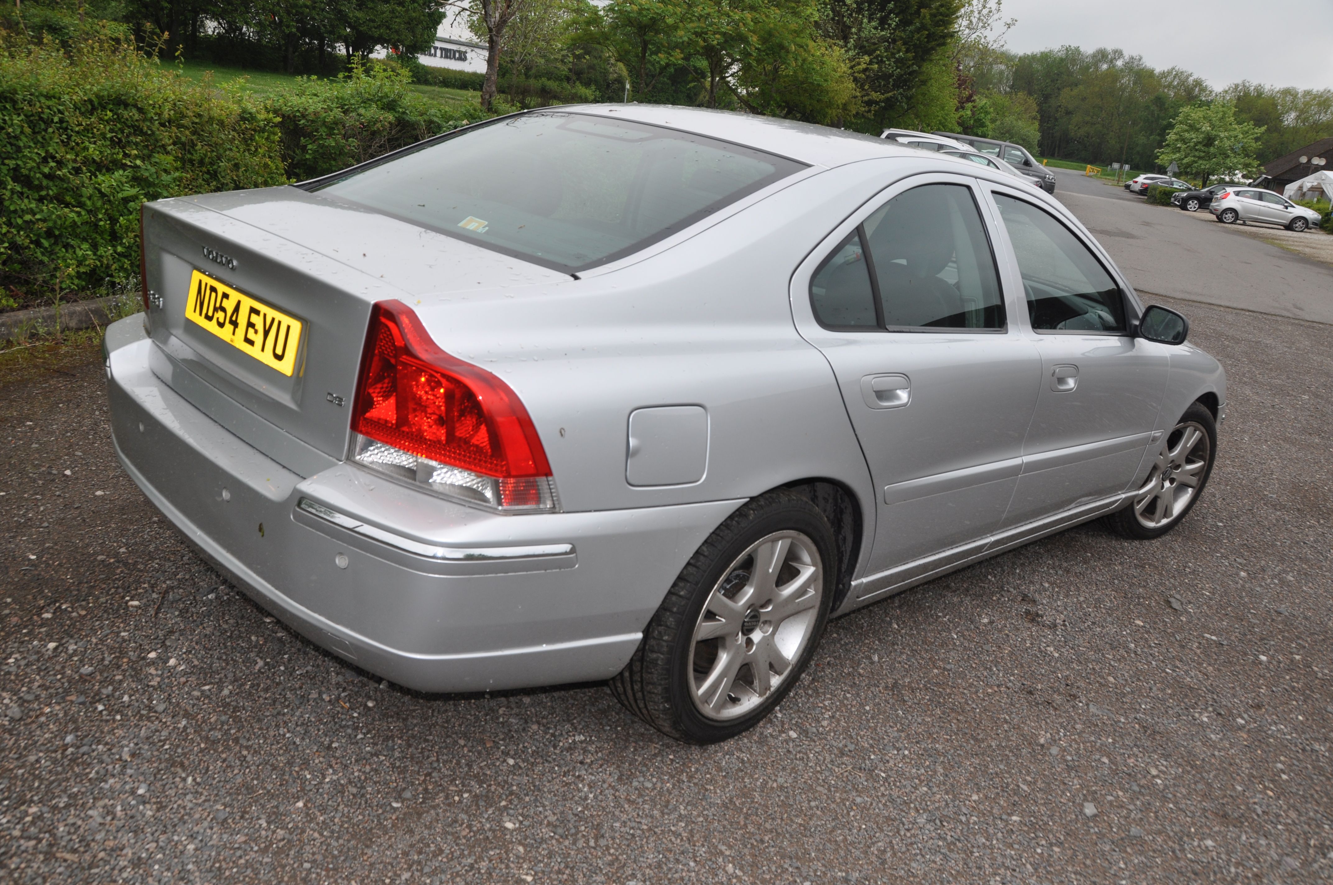 A 2004 VOLVO S60 D5 SE FOUR DOOR SALOON CAR IN SILVER, with a 2401cc diesel engine, 5 speed manual - Image 4 of 16