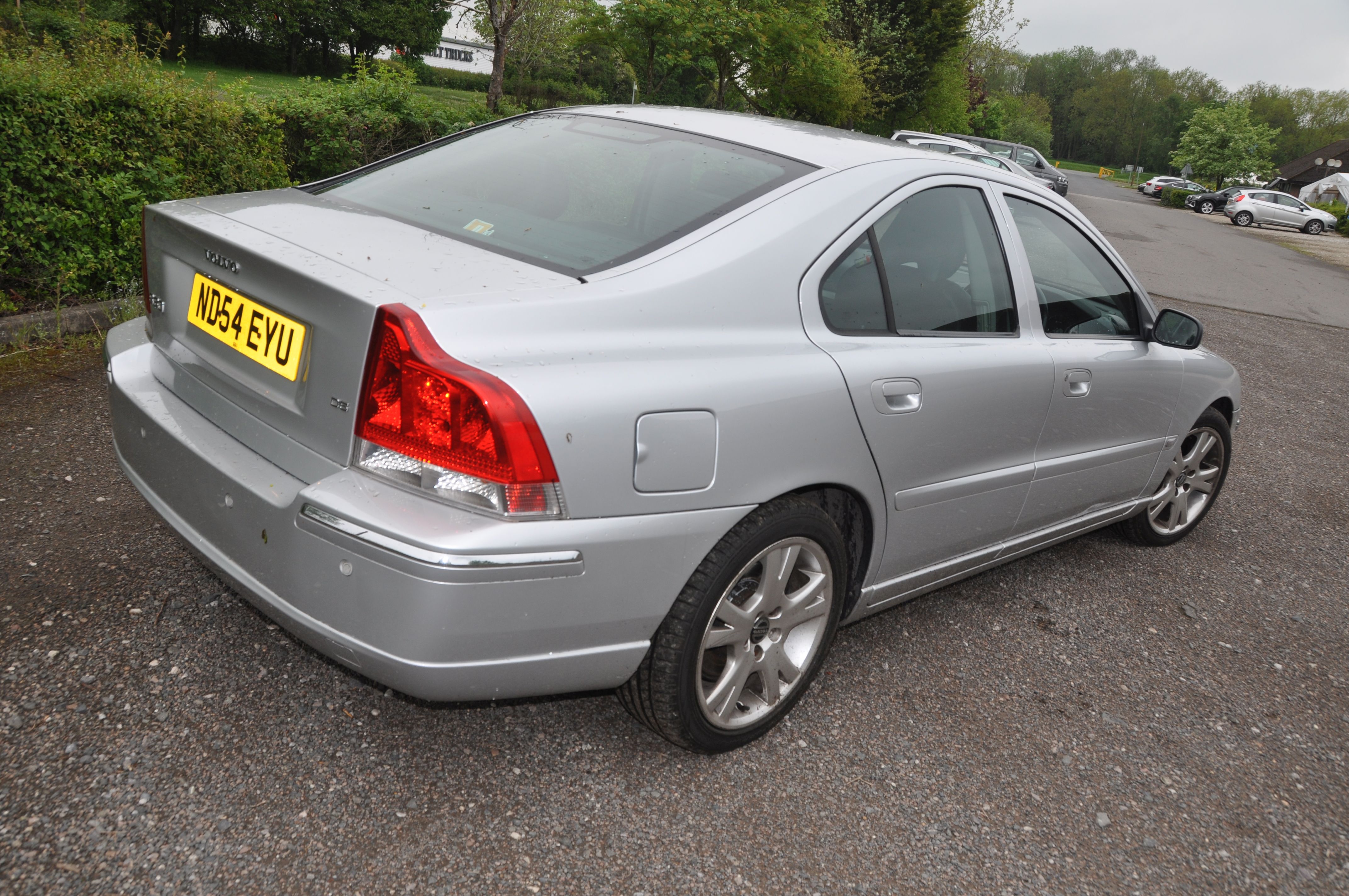 A 2004 VOLVO S60 D5 SE FOUR DOOR SALOON CAR IN SILVER, with a 2401cc diesel engine, 5 speed manual - Bild 4 aus 16