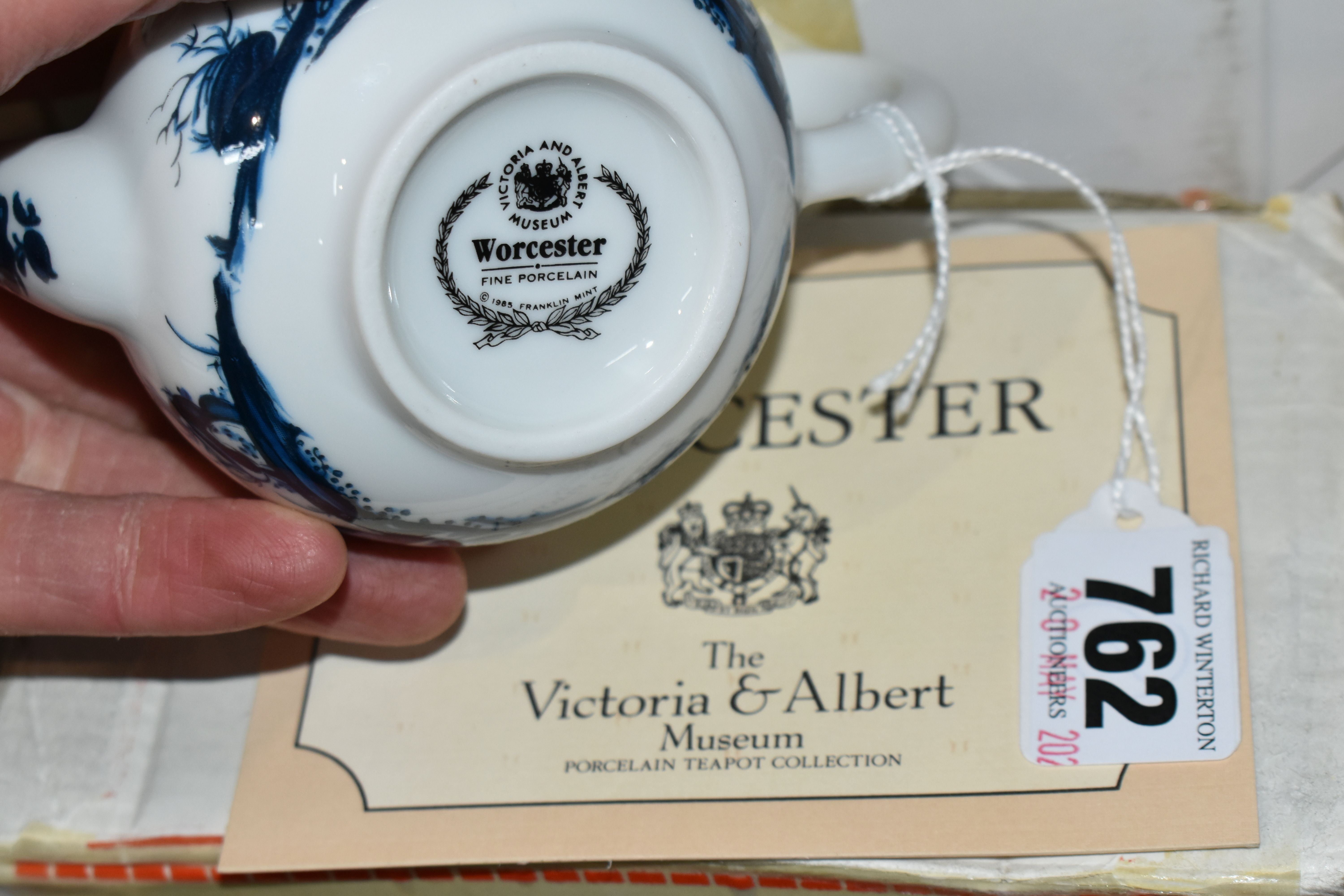A COLLECTION OF TWELVE BOXED FRANKLIN MINT 'THE VICTORIA & ALBERT MUSEUM PORCELAIN TEAPOT - Image 5 of 17