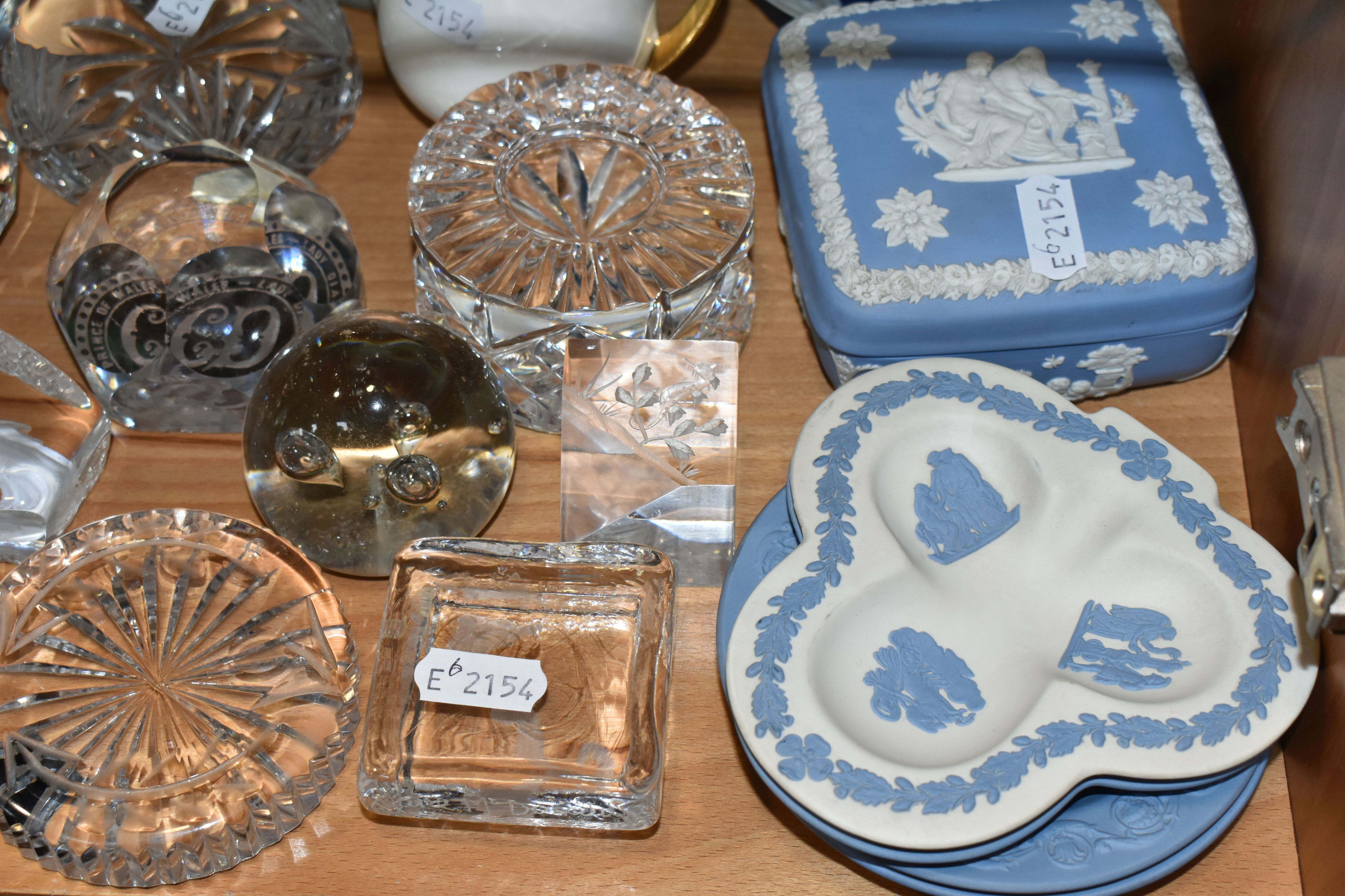 A GROUP OF CERAMICS, GLASS AND METALWARE, to include a Wedgwood blue dipped Jasperware biscuit - Image 5 of 6