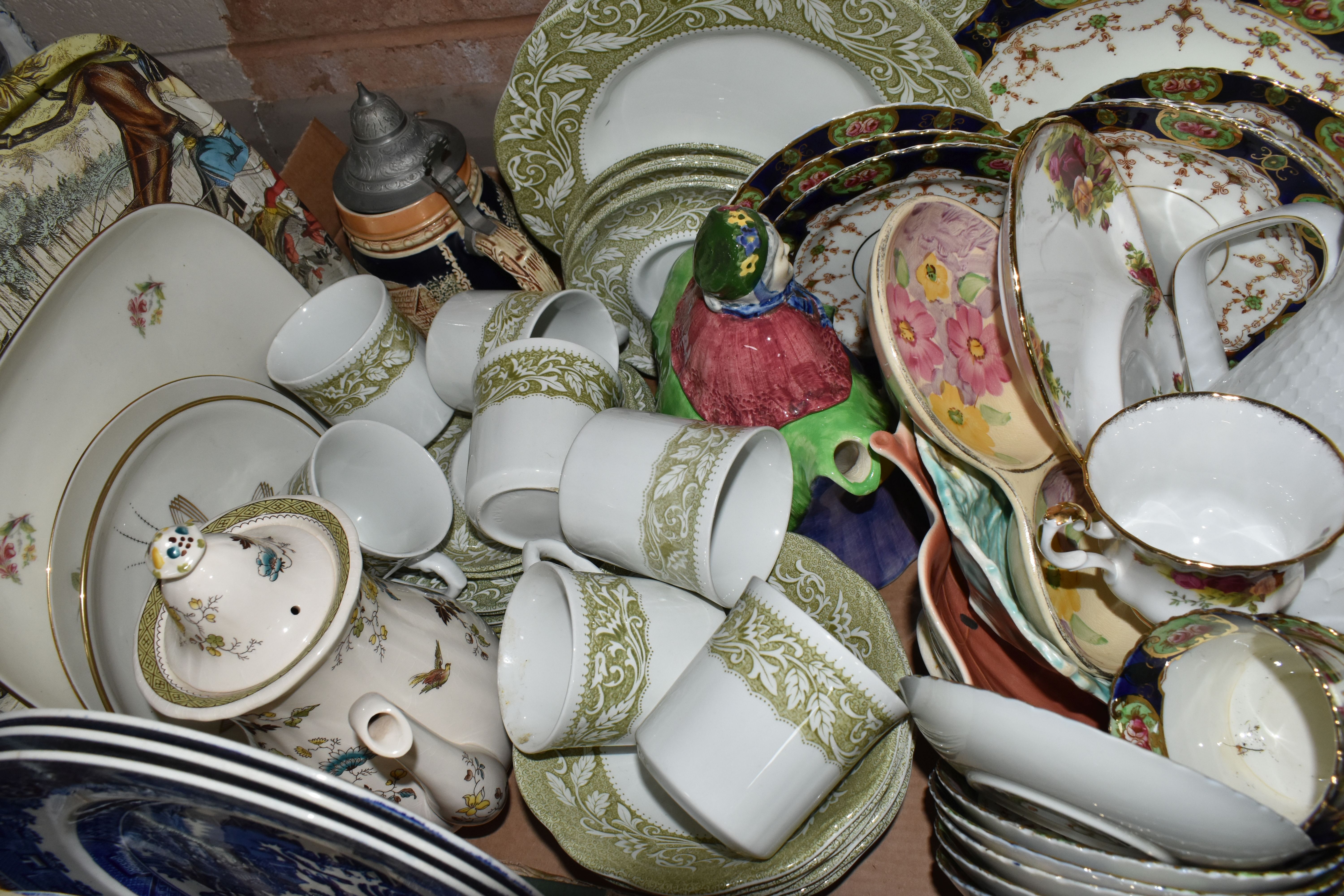 TWO BOXES OF CERAMICS, to include a twenty two piece Willow pattern part dinner service by Alfred - Image 4 of 5