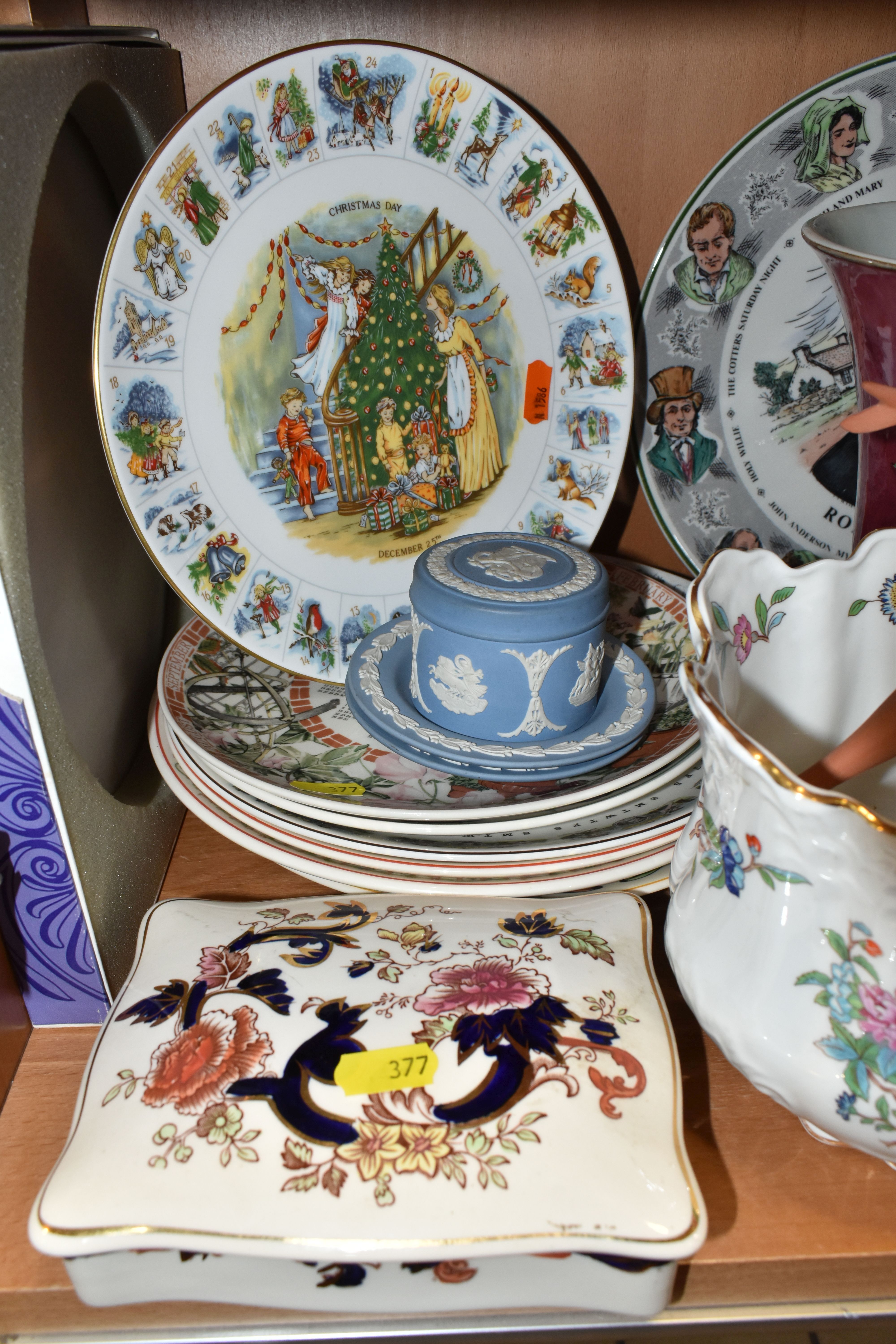 A GROUP OF NAMED CERAMICS, comprising a Royal Doulton 'Old English Coaching Scenes' dish , four - Image 5 of 8