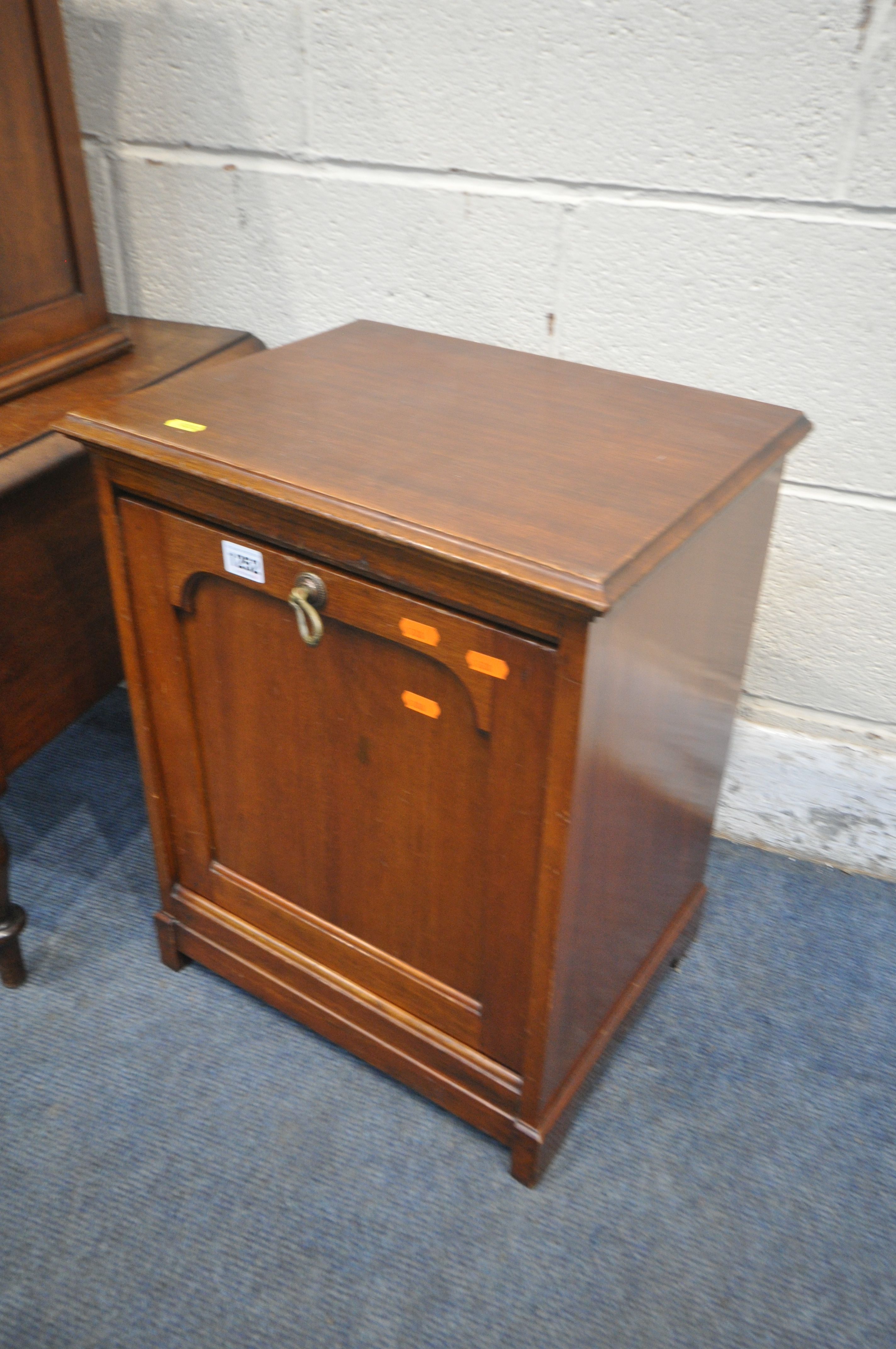 AN EDWARDIAN MAHOGANY FALL FRONT PURDONIUM, along with a glass front smokers cabinet, and a hinged - Bild 3 aus 3