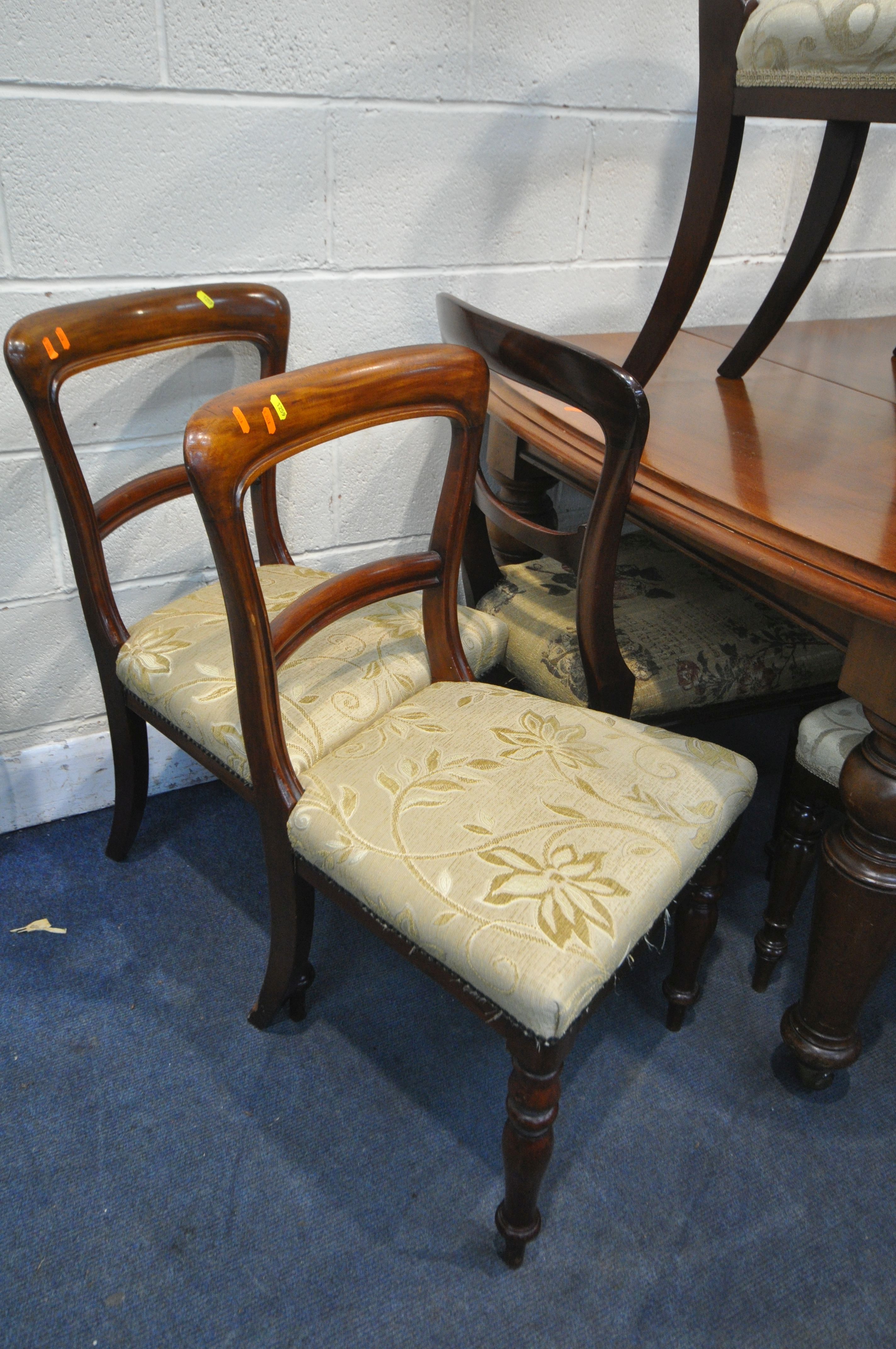 A VICTORIAN STYLE WALNUT WIND OUT DINING TABLE, with two additional leaves, extended length 192cm - Bild 4 aus 5