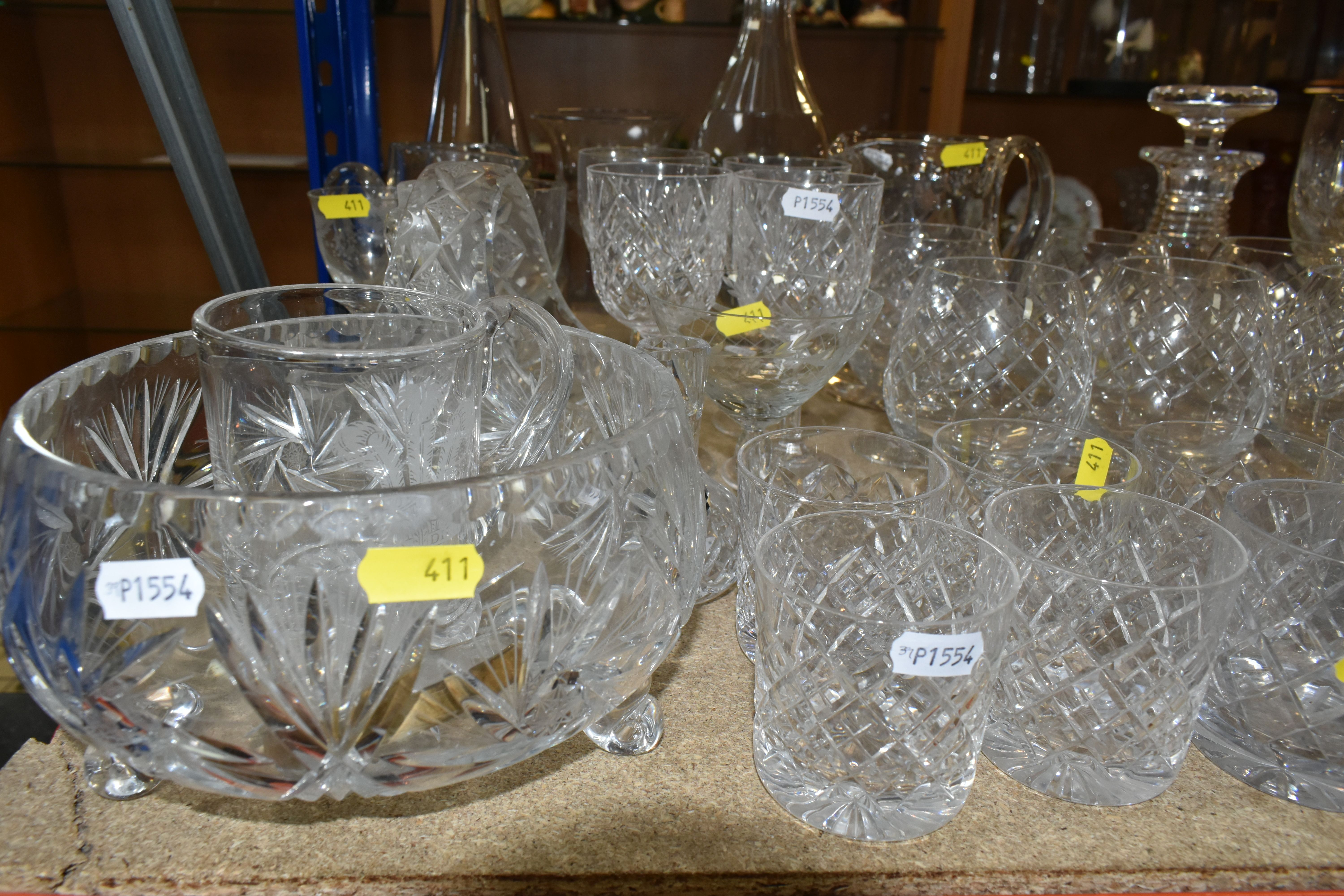 A LARGE VARIETY OF CRYSTAL CUT DECANTERS, GLASSES, ETC, including two 'Royal Brierley' vases and a - Bild 4 aus 8