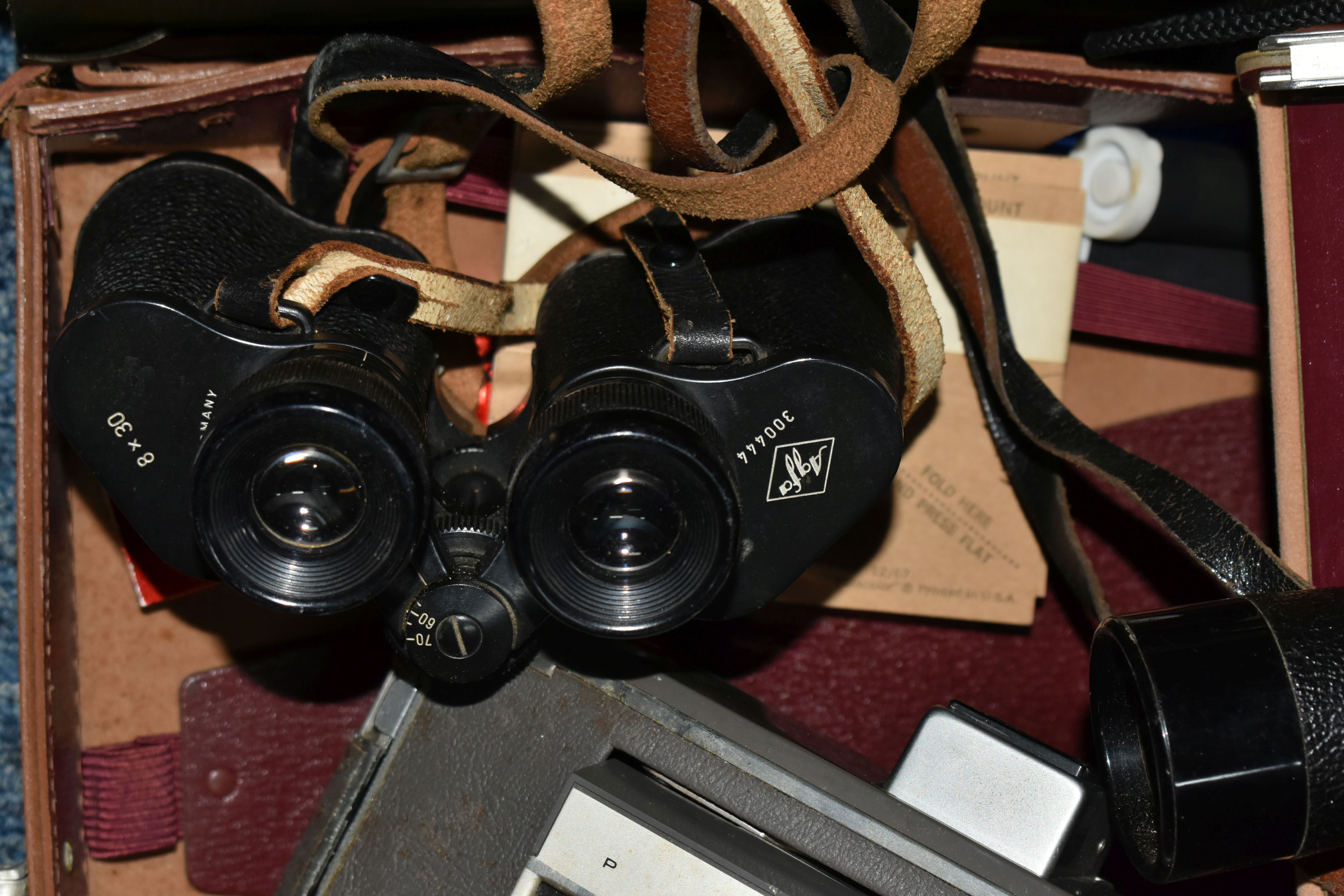 A CASED POLAROID LAND CAMERA MODEL J66 AND A BOX OF ASSORTED CAMERAS AND BINOCULARS, including a - Bild 7 aus 11