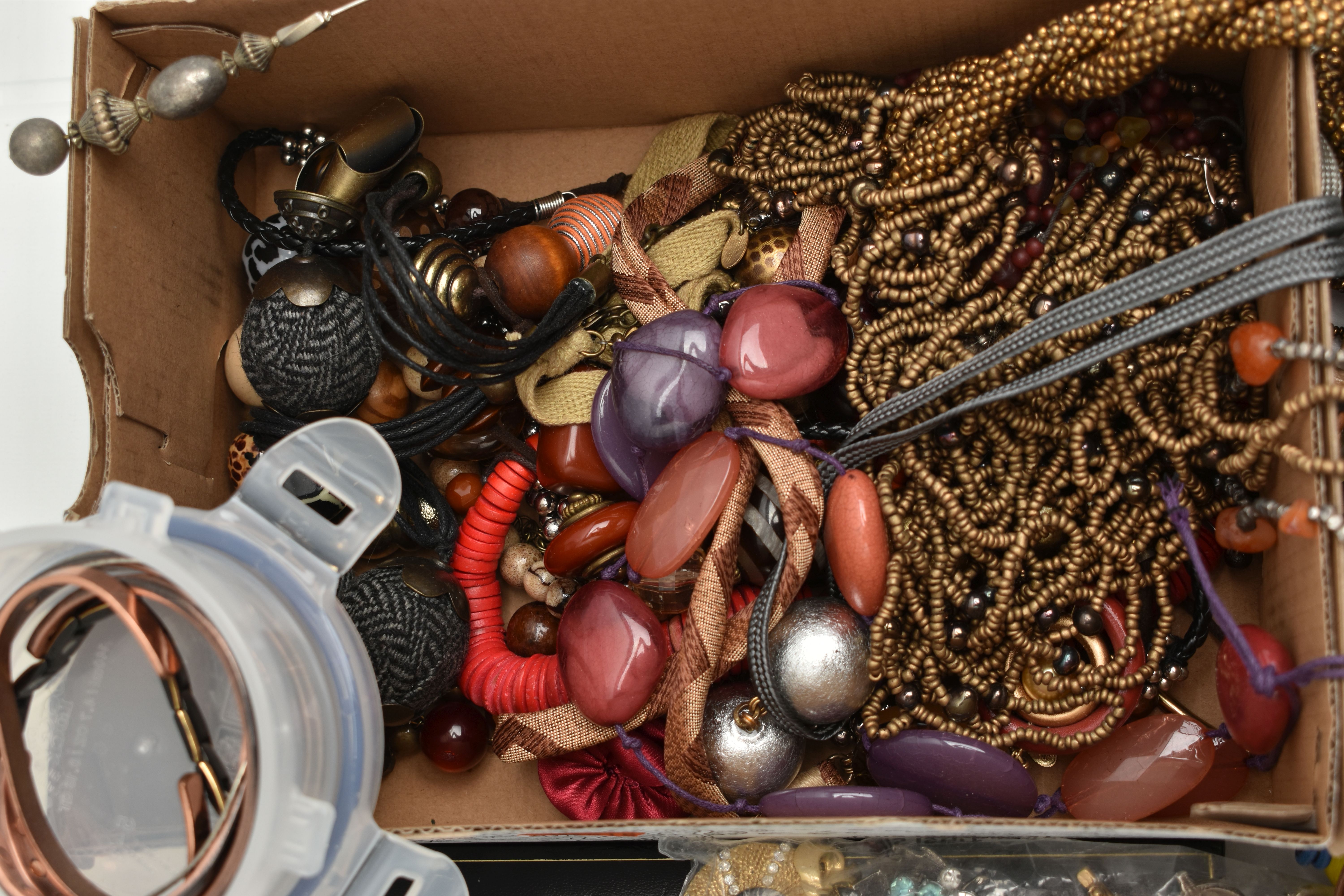 A BOX OF ASSORTED ITEMS, to include costume beaded necklaces, six small storage boxes with costume - Image 3 of 5