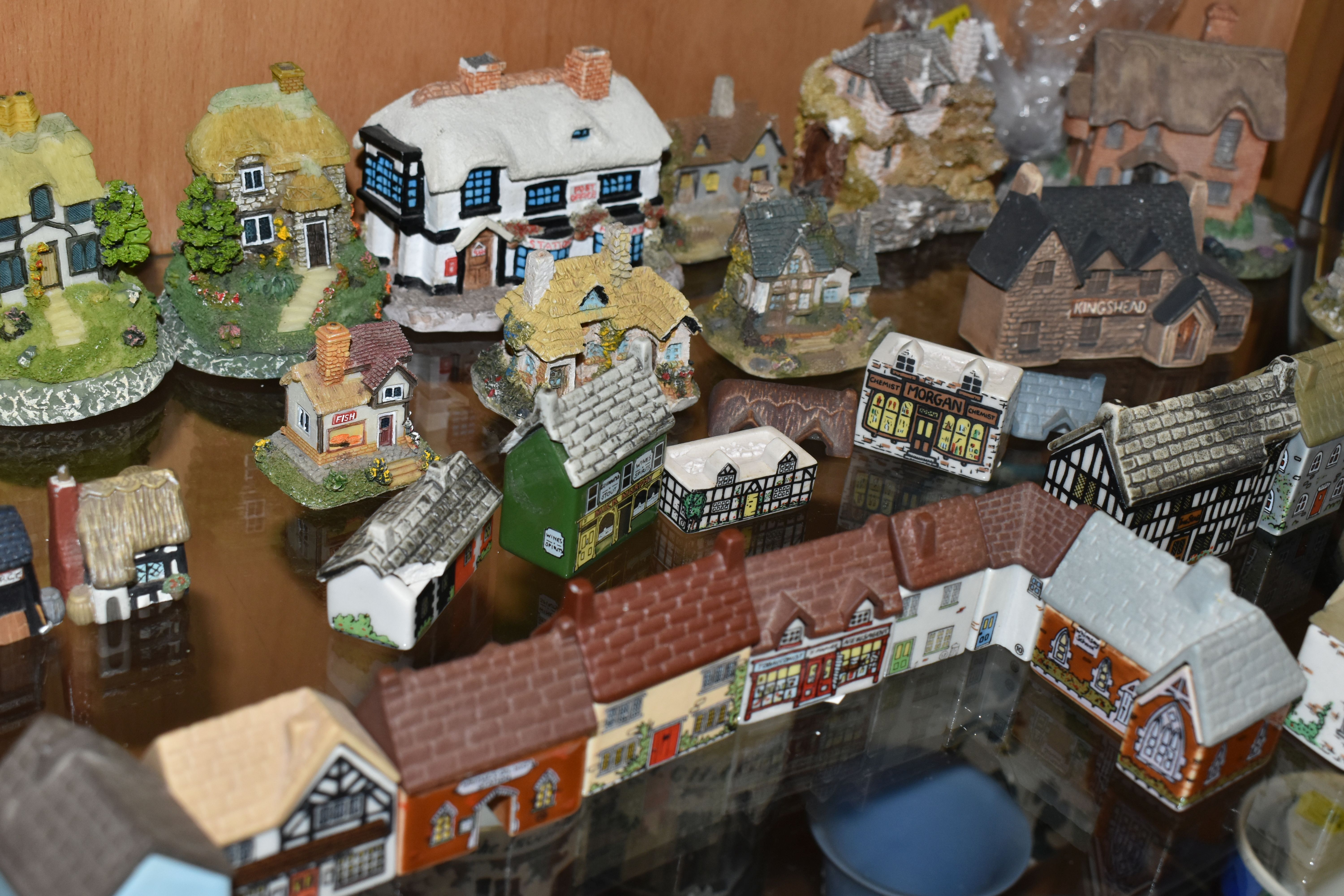 A LARGE QUANTITY OF WADE WHIMSEY- IN-THE- VALE HOUSES, comprising twenty seven Wade Whimsey-in -the- - Bild 6 aus 11