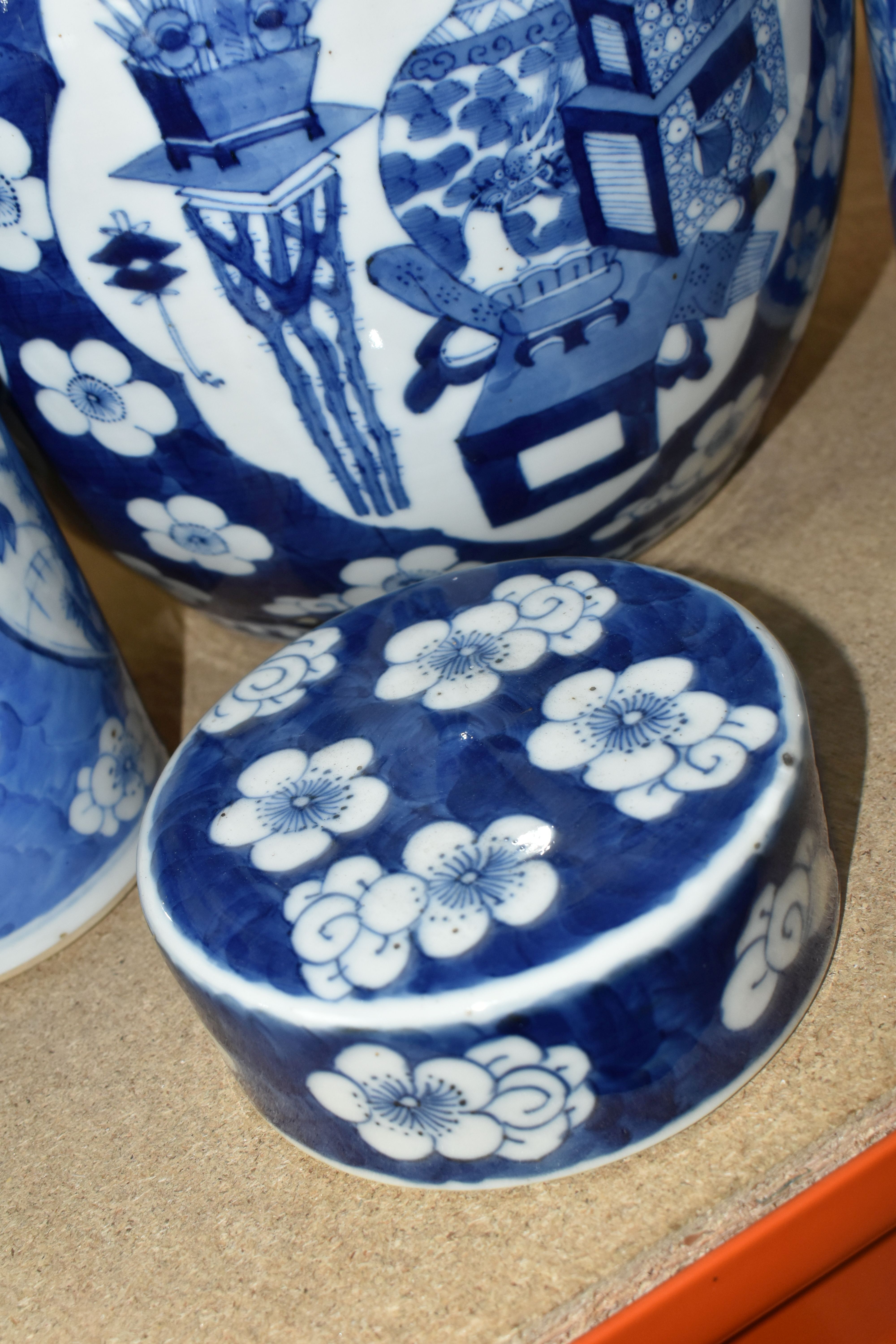 A SELECTION OF ORNAMENTAL CERAMICS INCLUDING A THREE CHINESE VESSELS IN THE PRUNUS BLOSSOM DESIGN, - Bild 12 aus 14